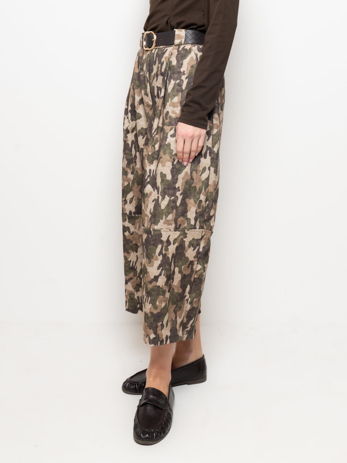 Pantalone culotte camouflage con cintura