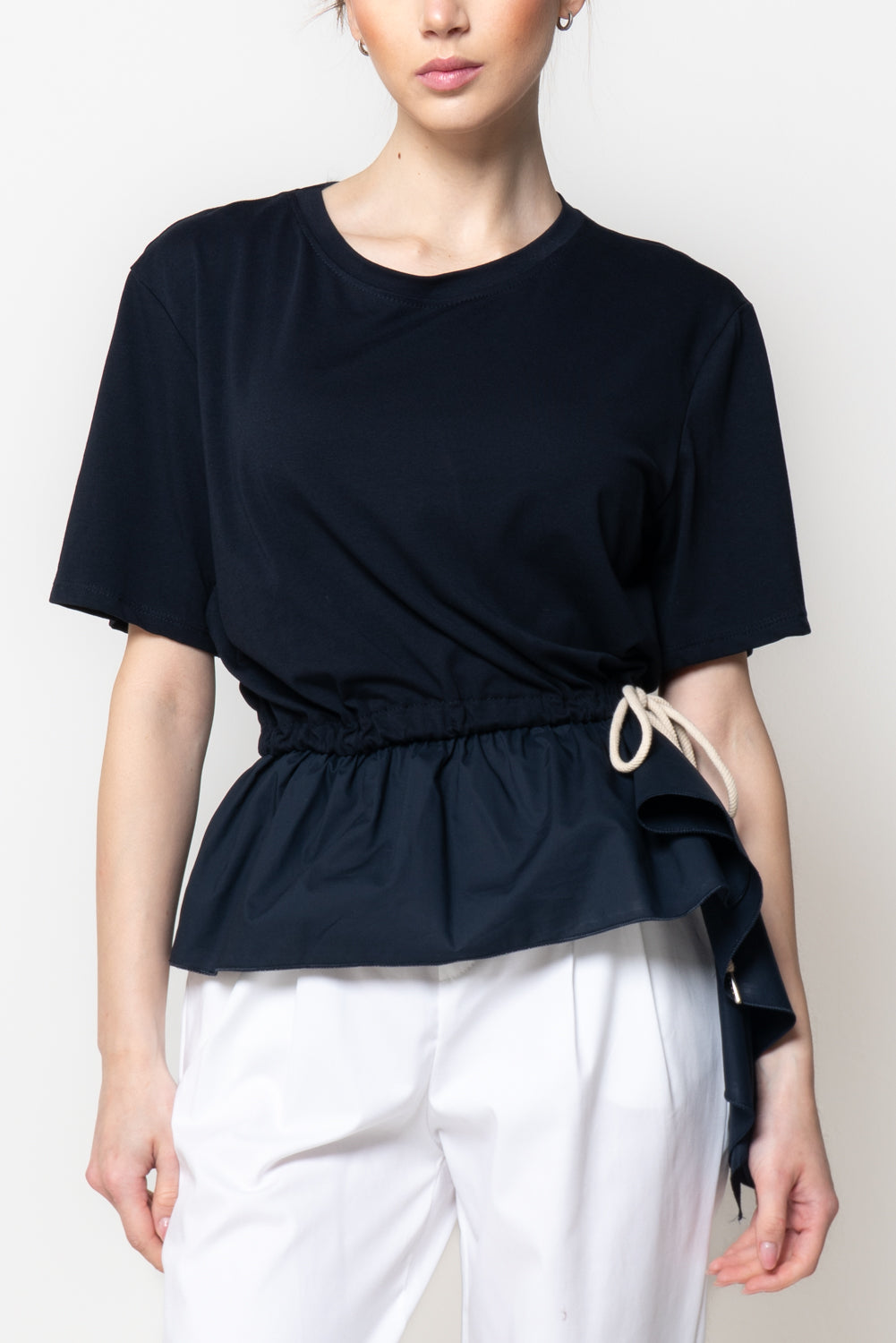 T-shirt con fondo asimmetrico e coulisse