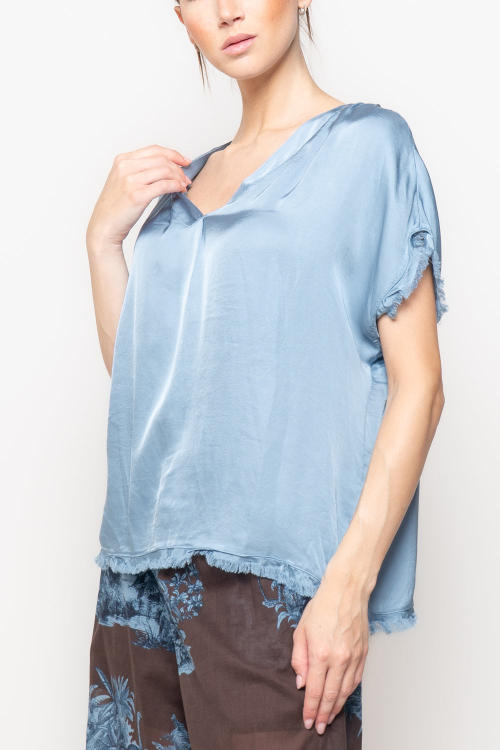 Top in satin scollo a V