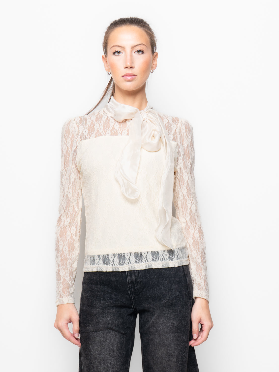 Blusa in pizzo con fiocco collo alto