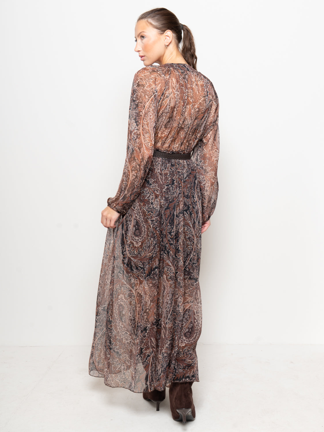 Abito lungo in chiffon fantasia paisley con cintura