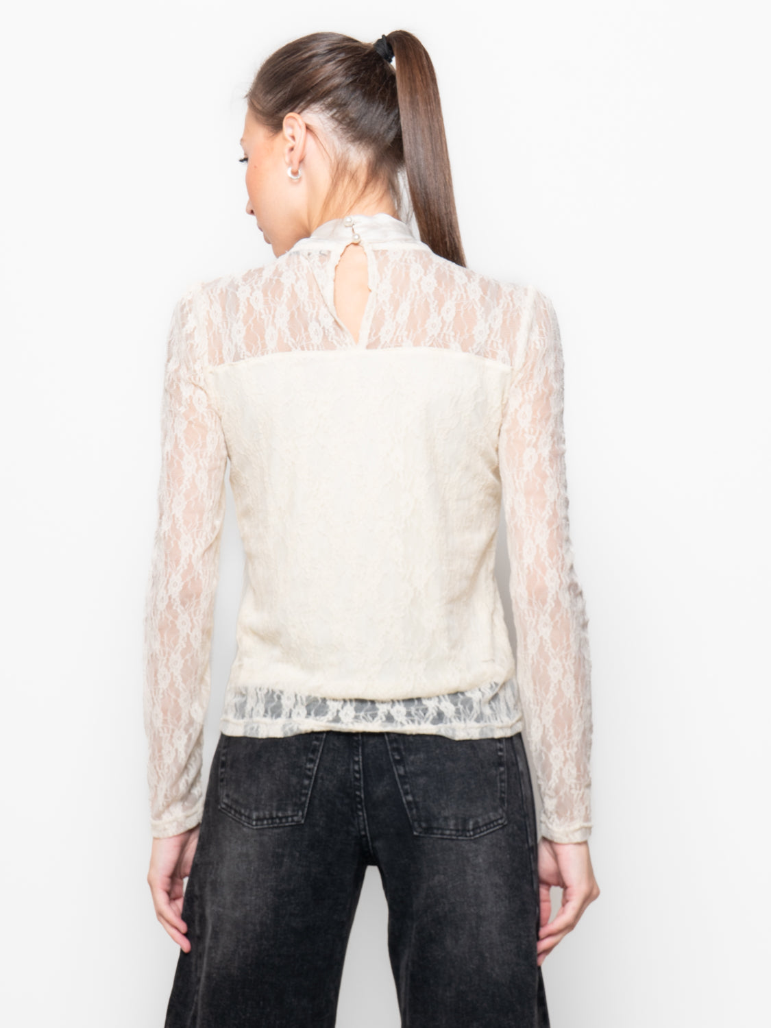 Blusa in pizzo con fiocco collo alto
