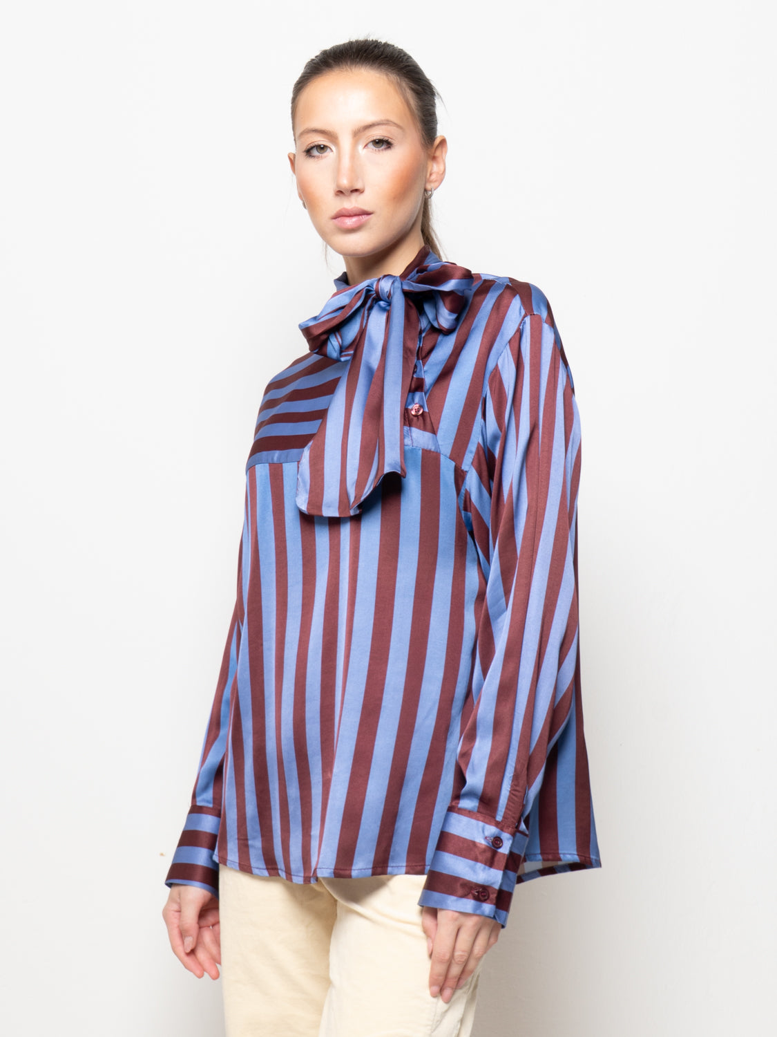 Camicia a righe con fiocco