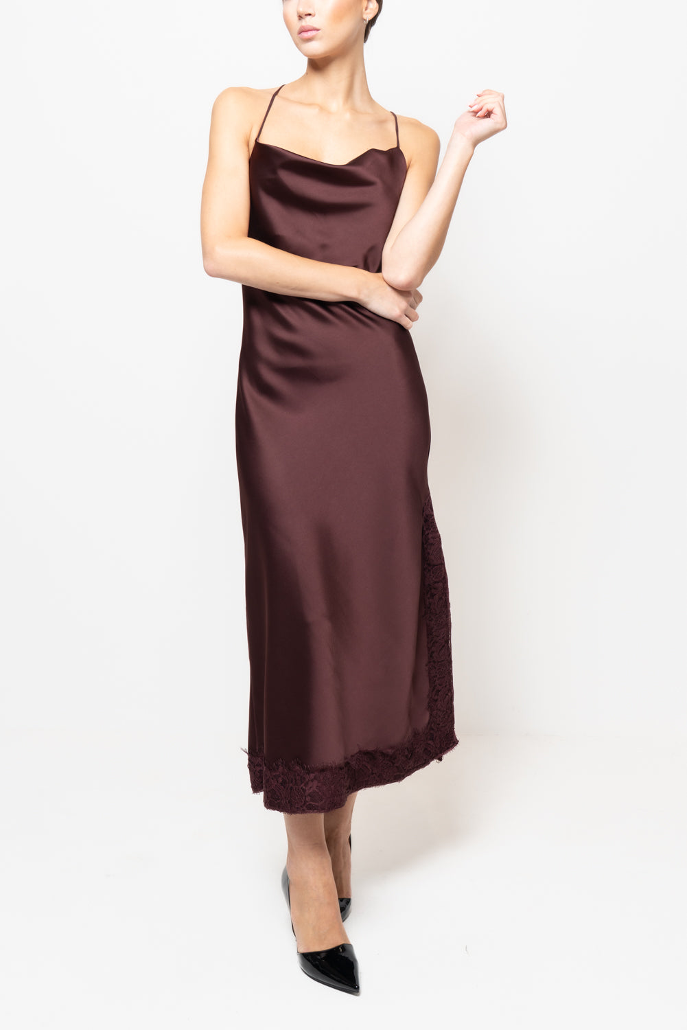 Abito in satin con intarsi in pizzo