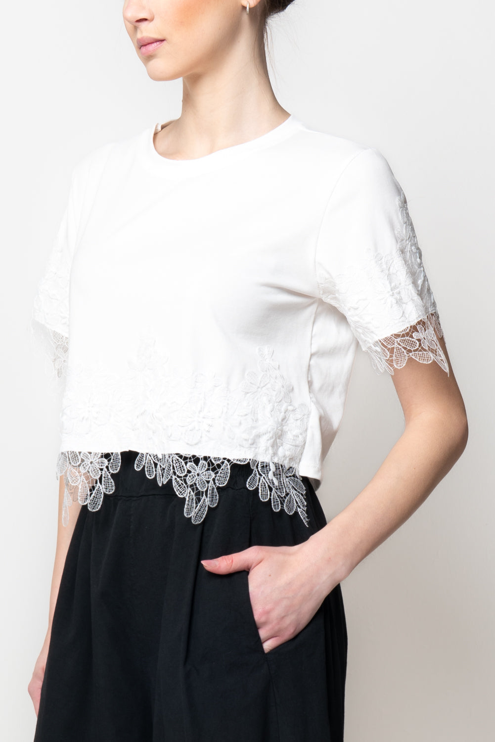 T-shirt Crop con Pizzo