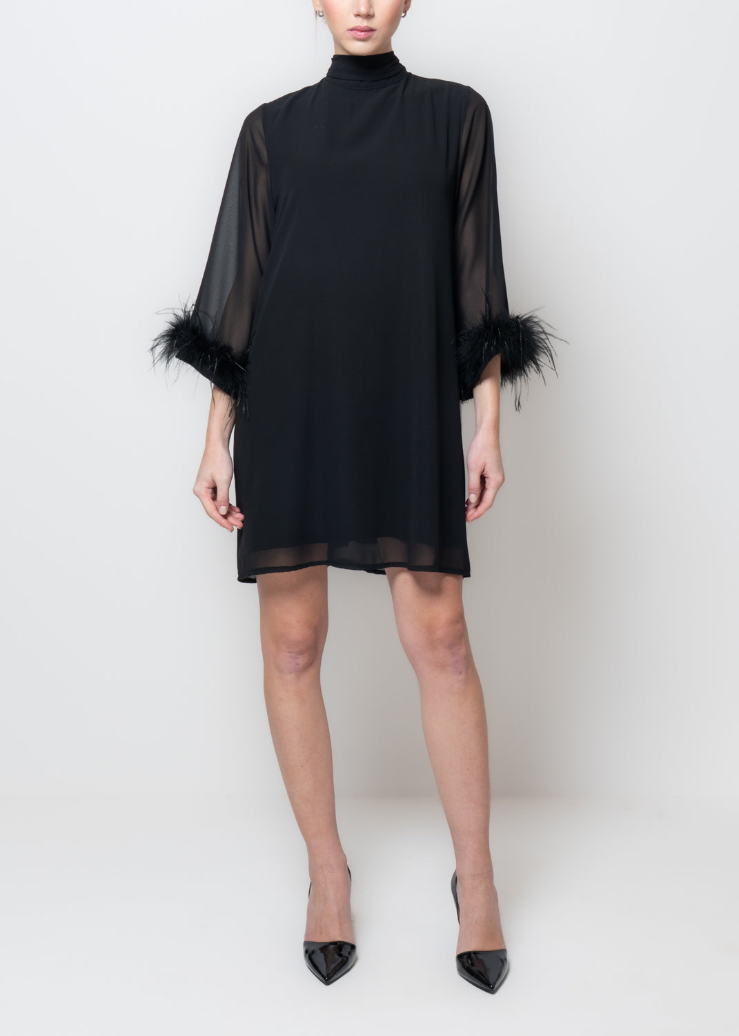 Abito in tulle con manica piume