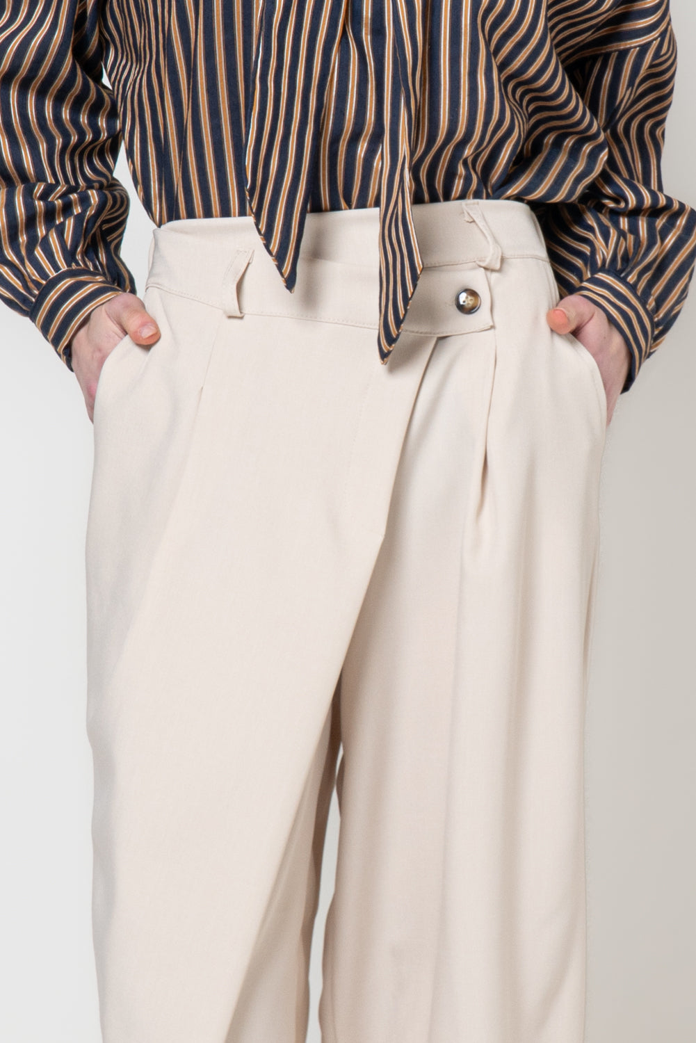 Pantalone baggy con bottone storto