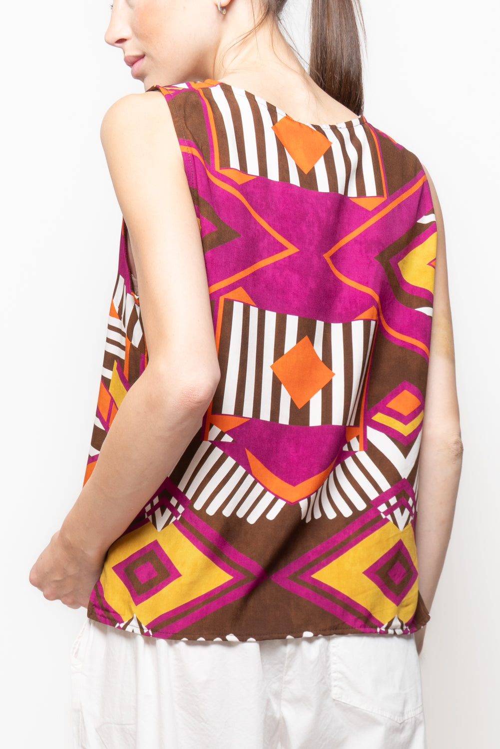 Top Smanicato Fluido con Stampa Geometrica