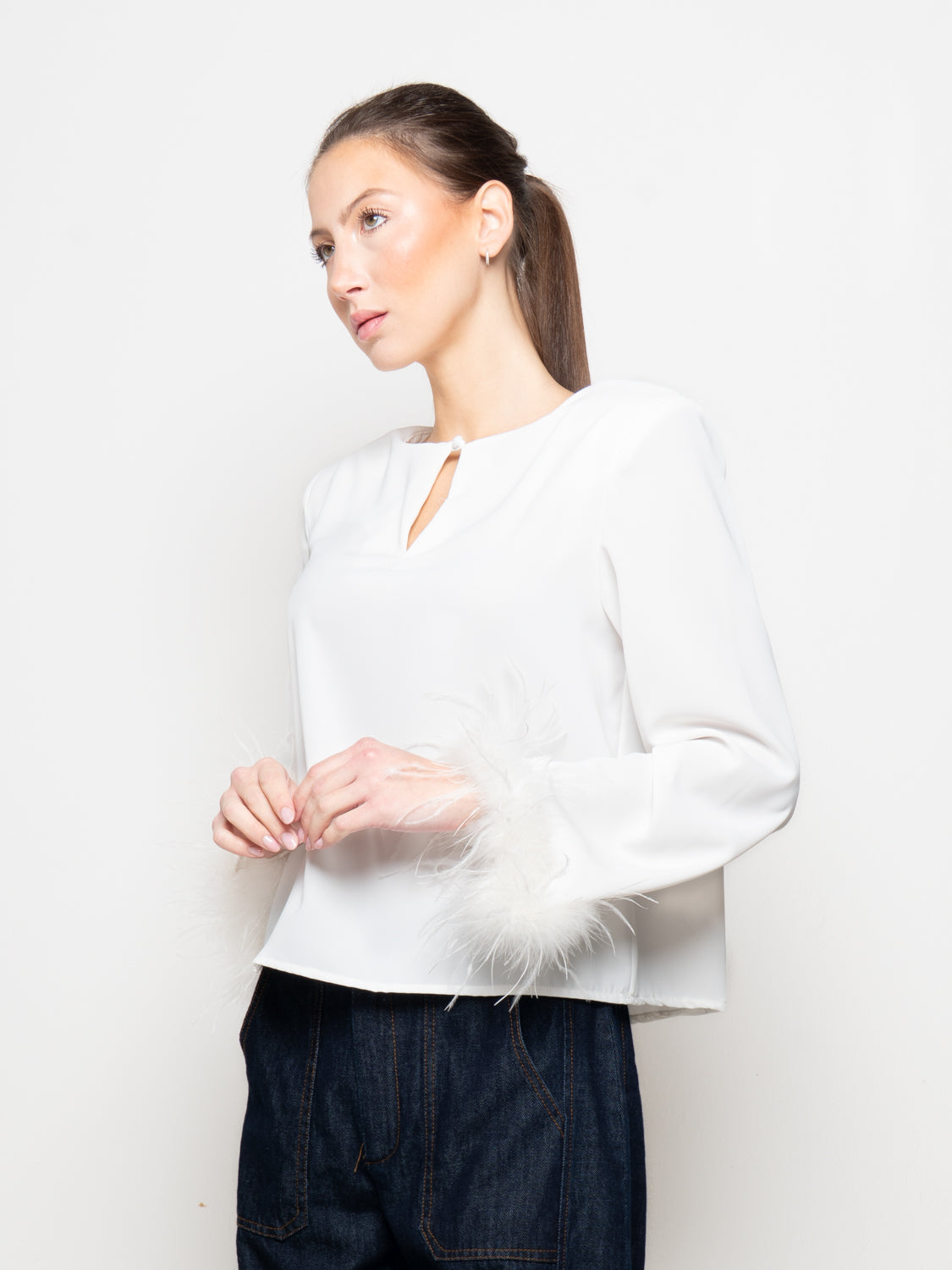 Blusa con polsini in piuma