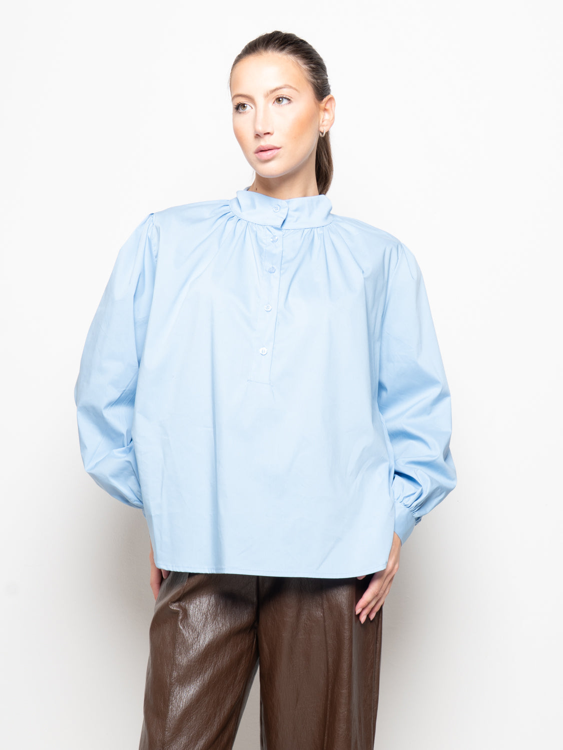 Camicia con collo alla coreana arricciato