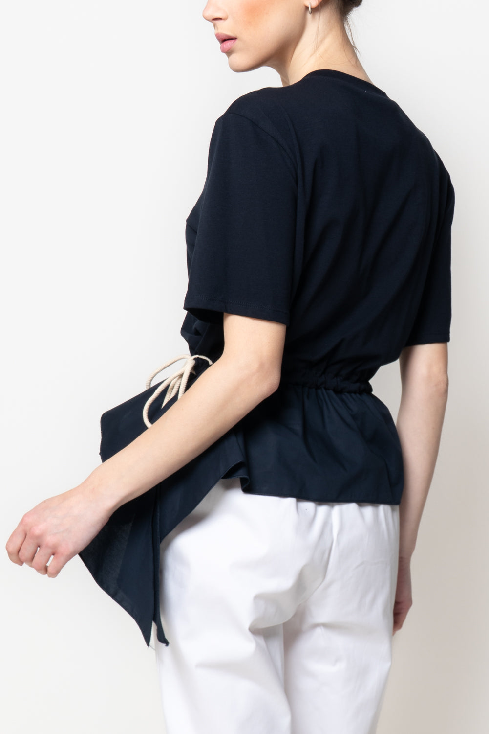 T-shirt con fondo asimmetrico e coulisse