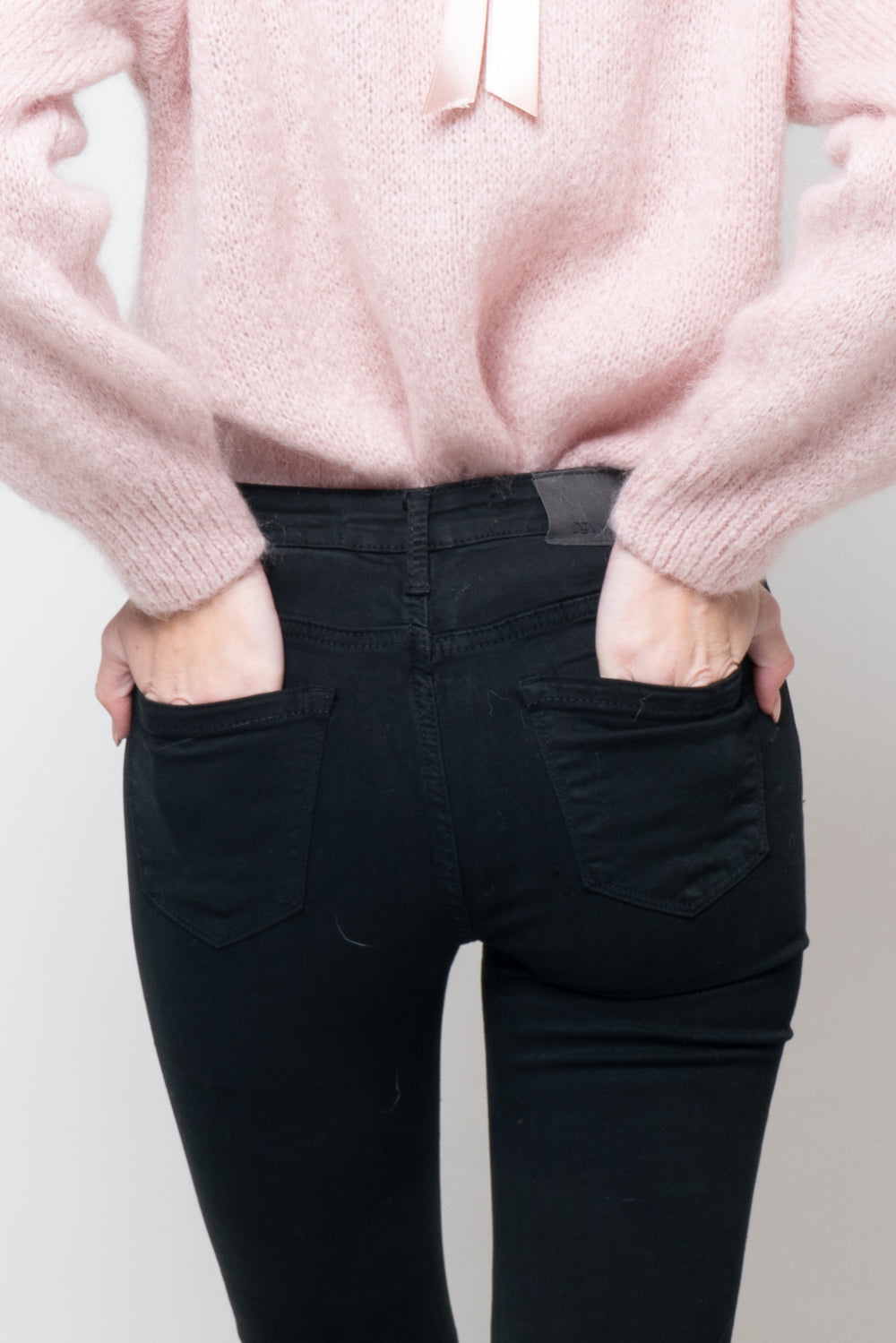 Pantalone flair crop sfrangiato