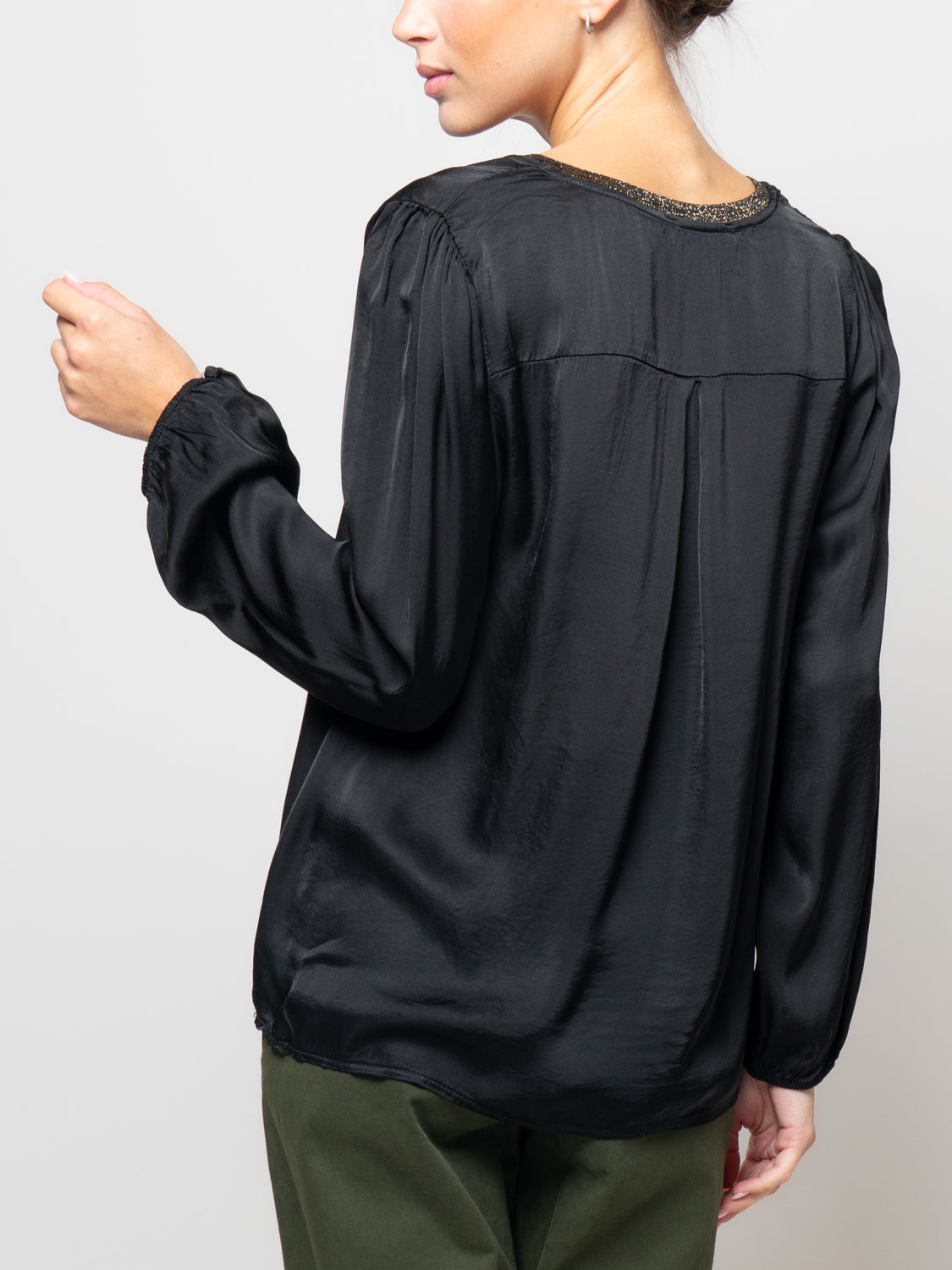 Blusa in satin con scollo a V