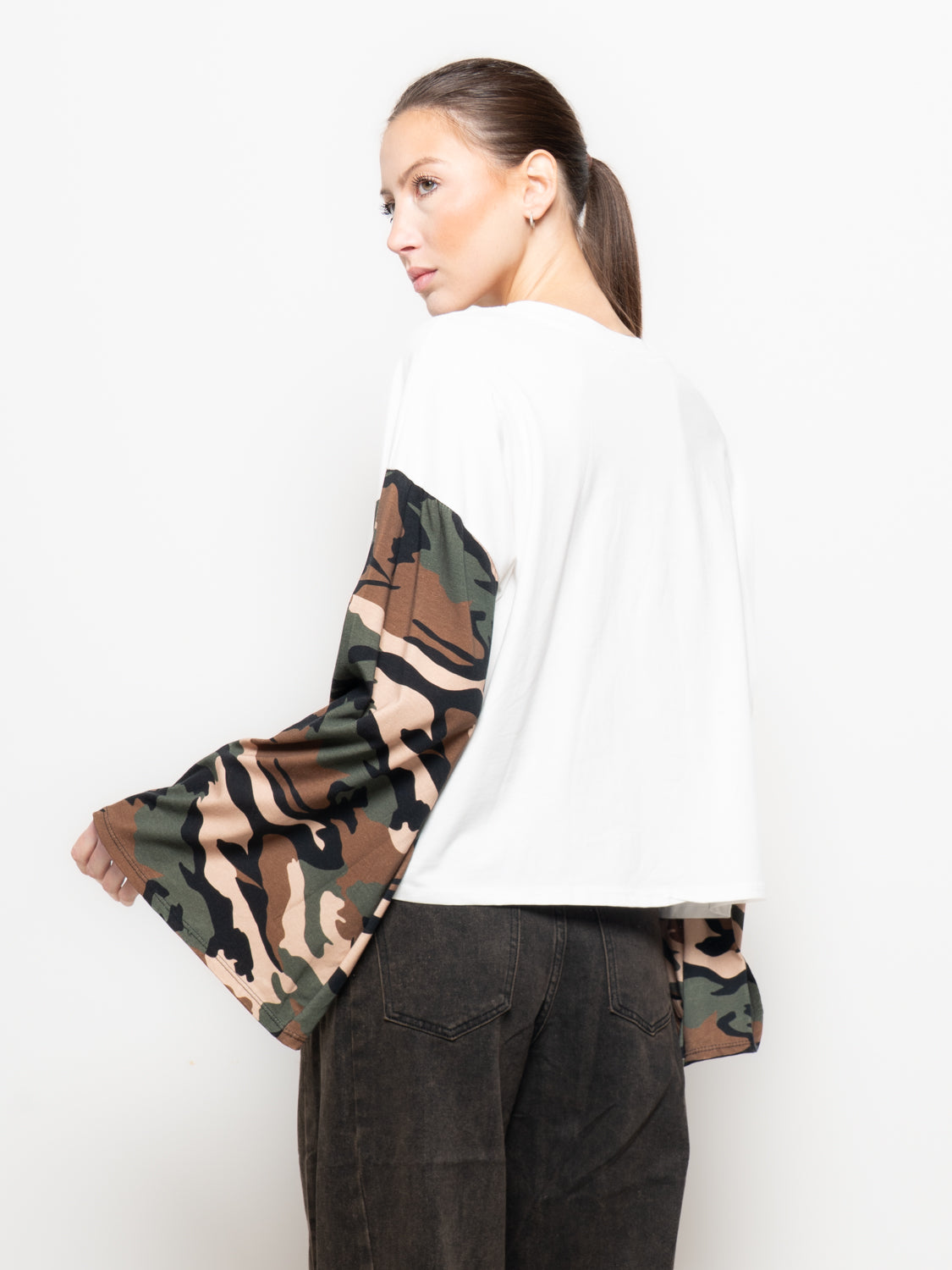 T shirt manica svasata in fantasia camouflage