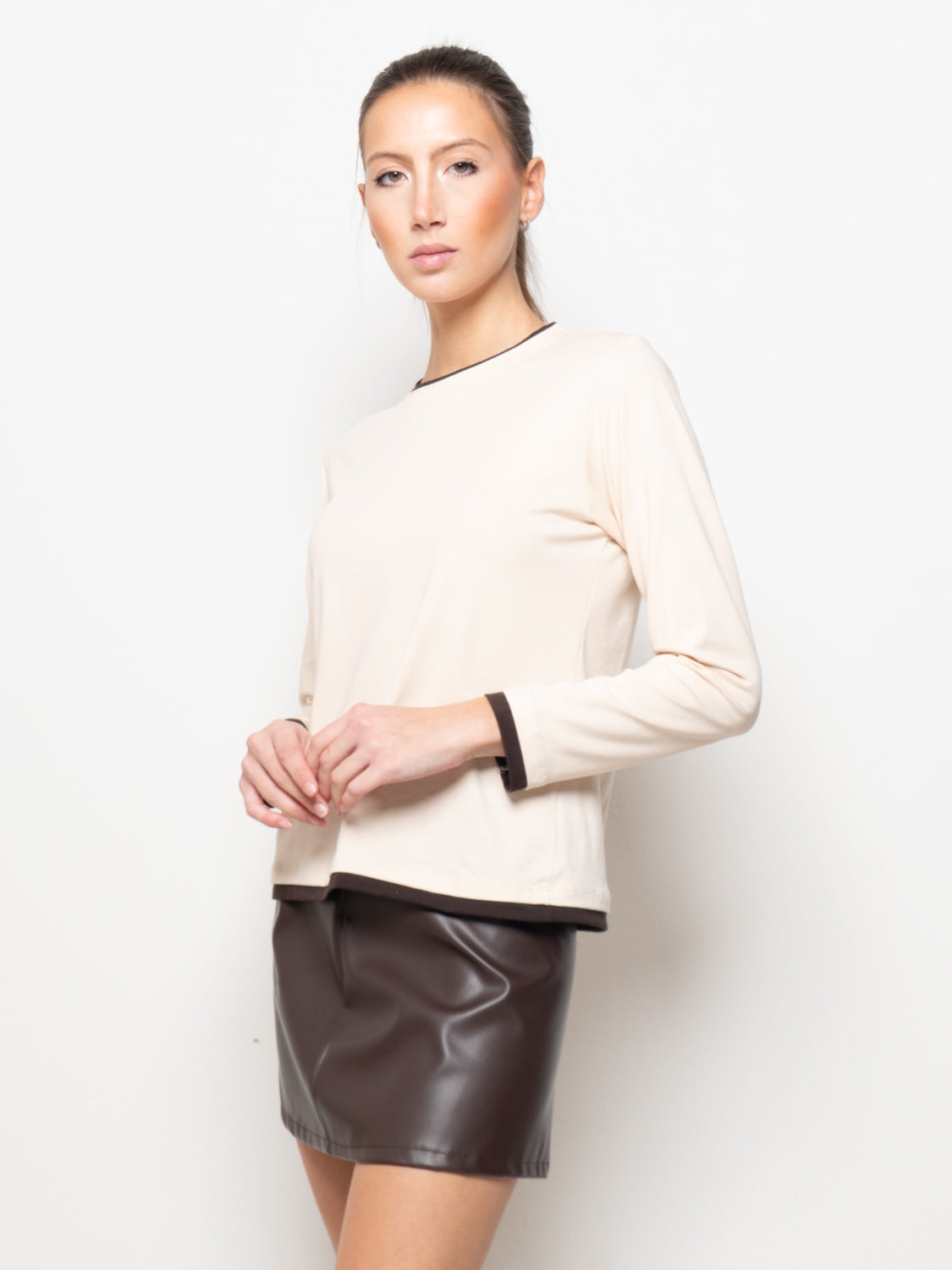 T-shirt girocollo con bordi a contrasto