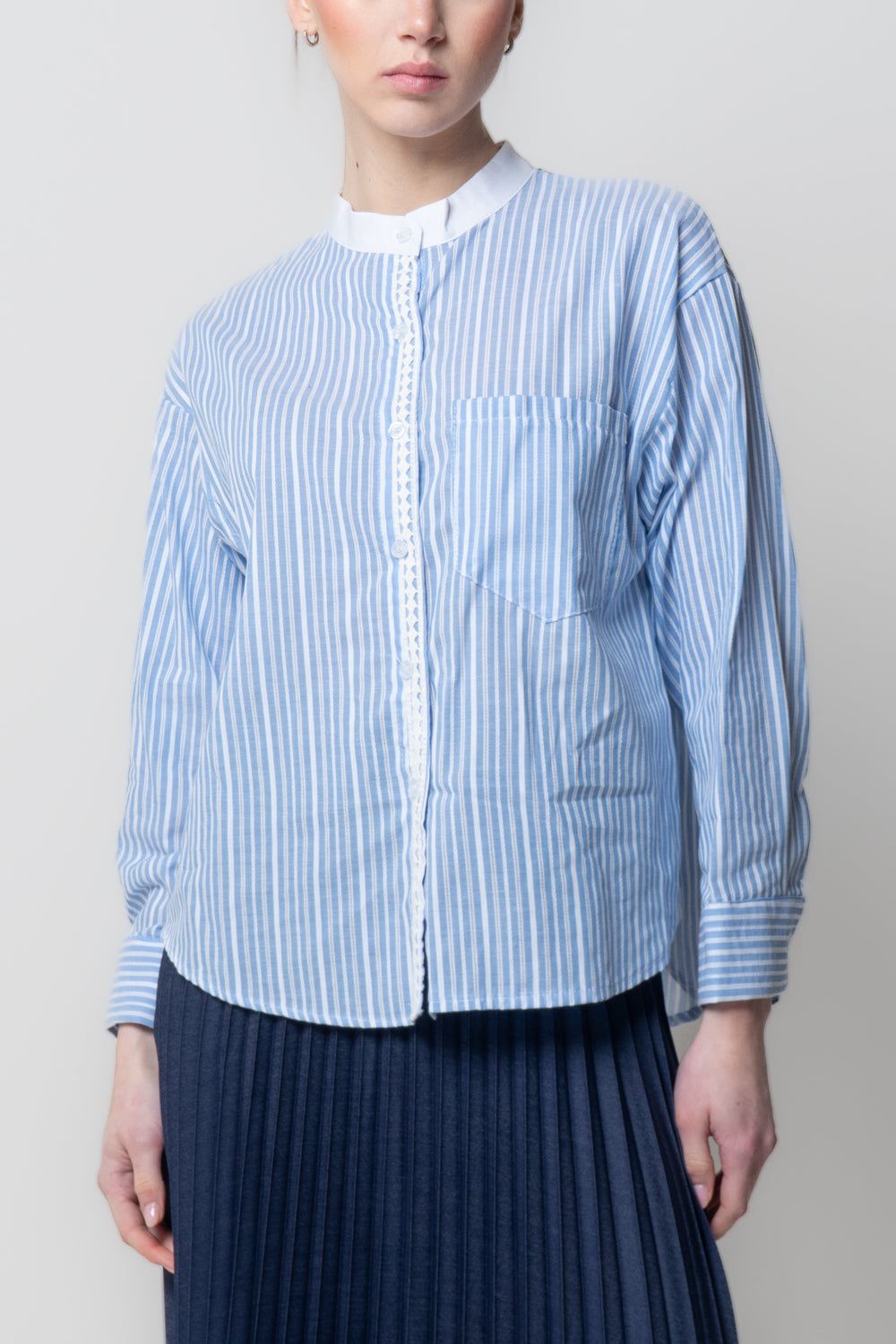 Camicia a Righe con Dettaglio Intaglio