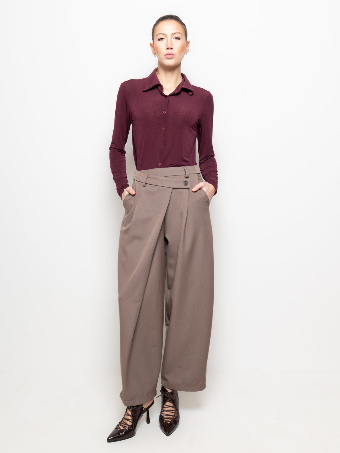 Pantalone baggy con effetto incrociato