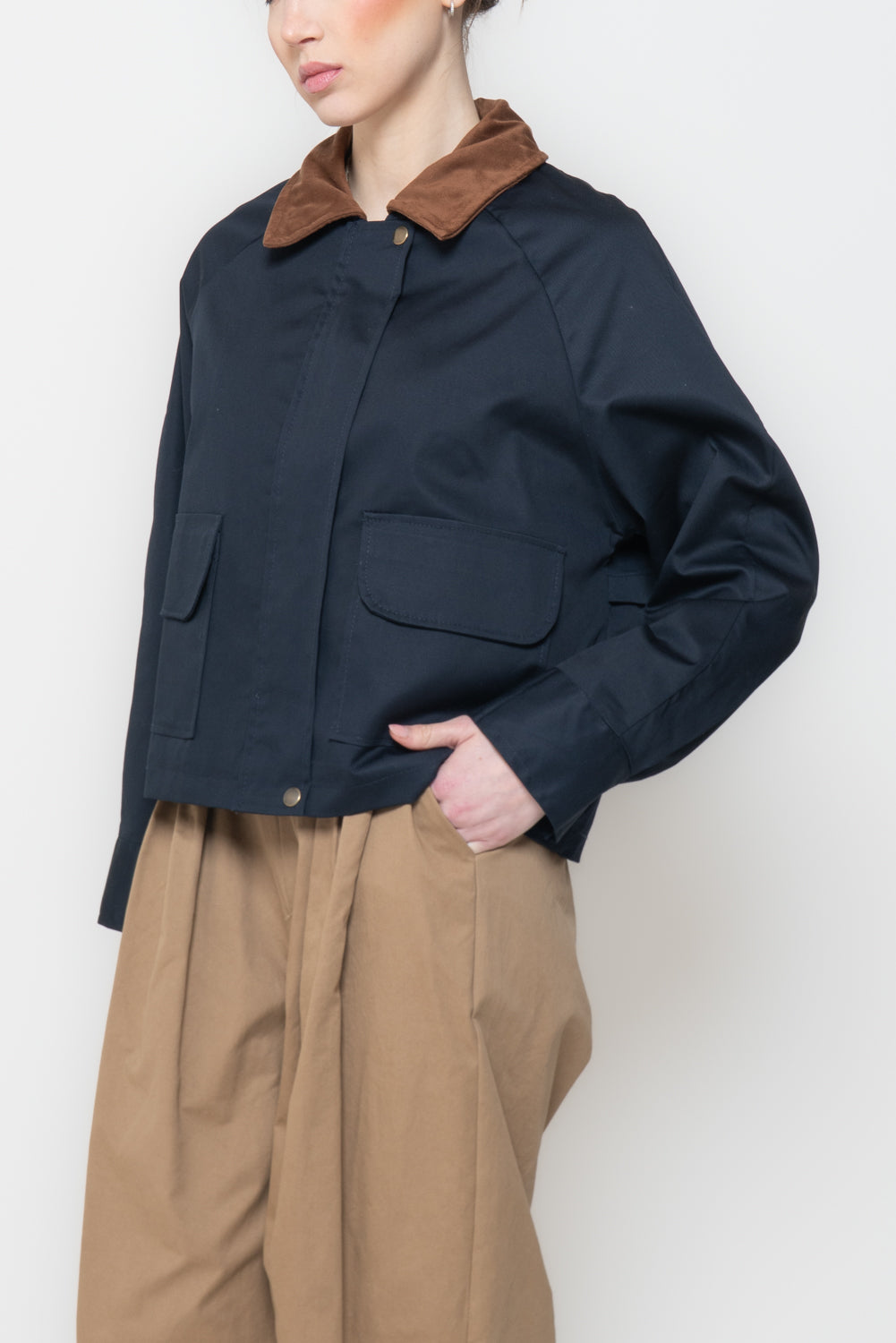 Giacca Crop Strutturata con Colletto a Contrasto