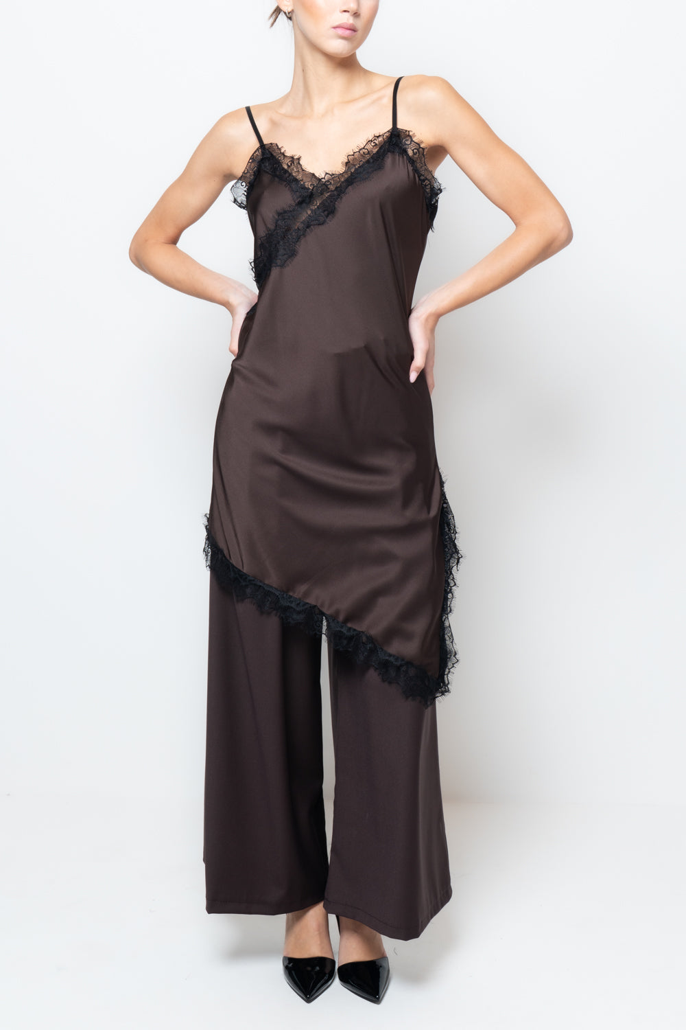 Abito satin con profili in pizzo