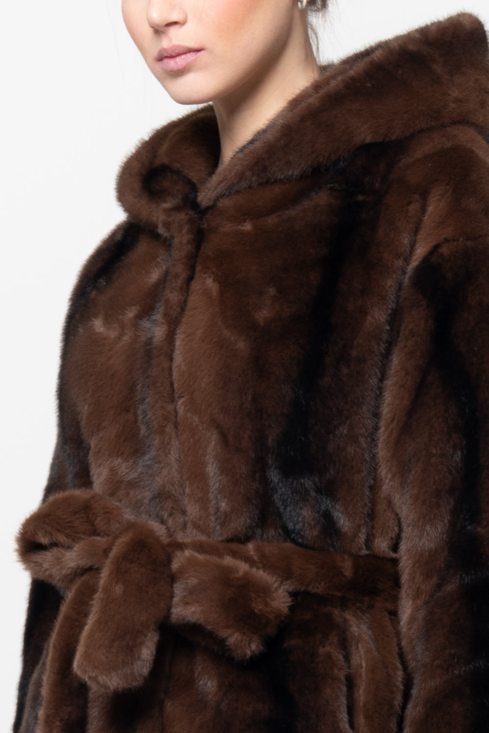 Ecopelliccia con cappuccio e fusciacca