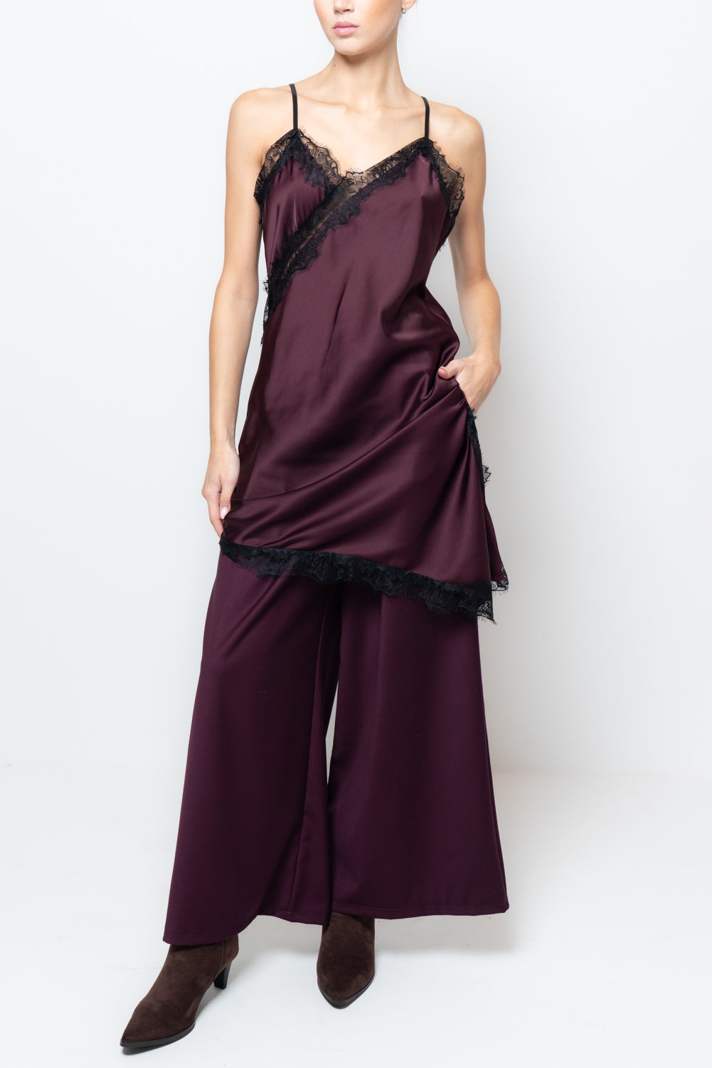 Abito satin con profili in pizzo