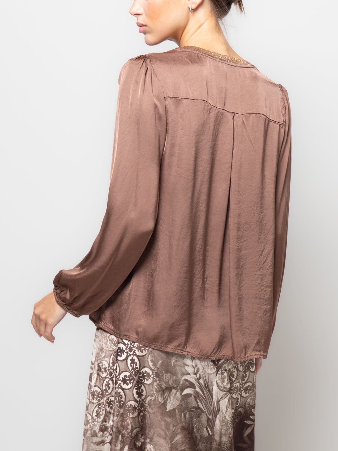 Blusa in satin con scollo a V