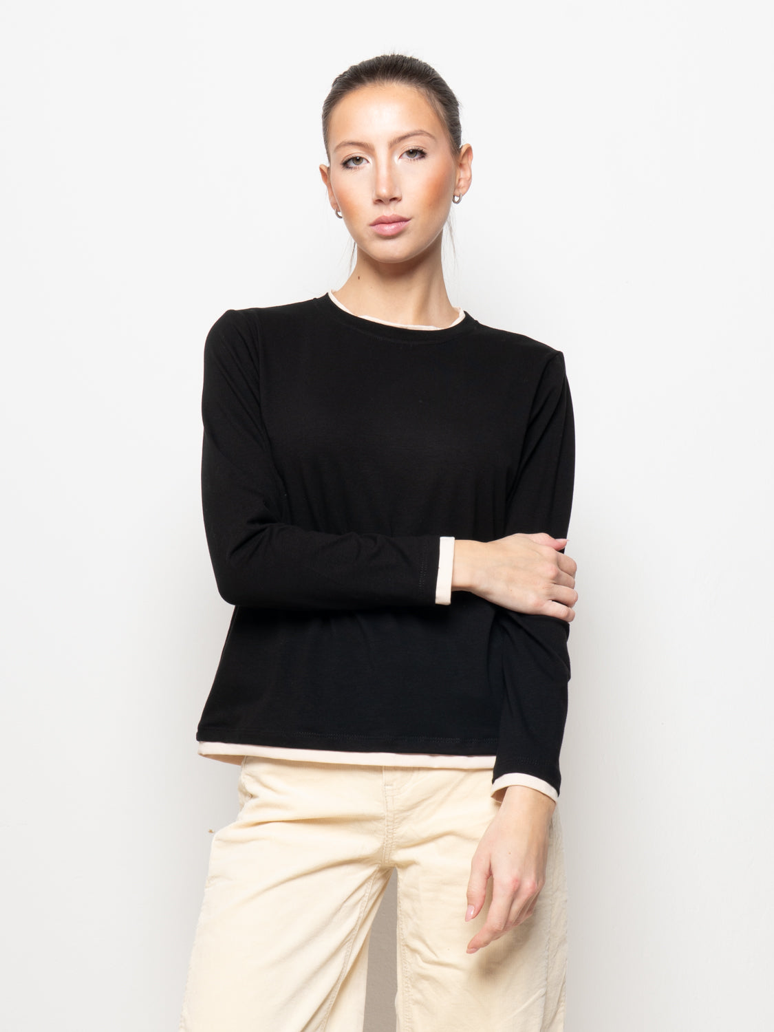 T-shirt girocollo con bordi a contrasto