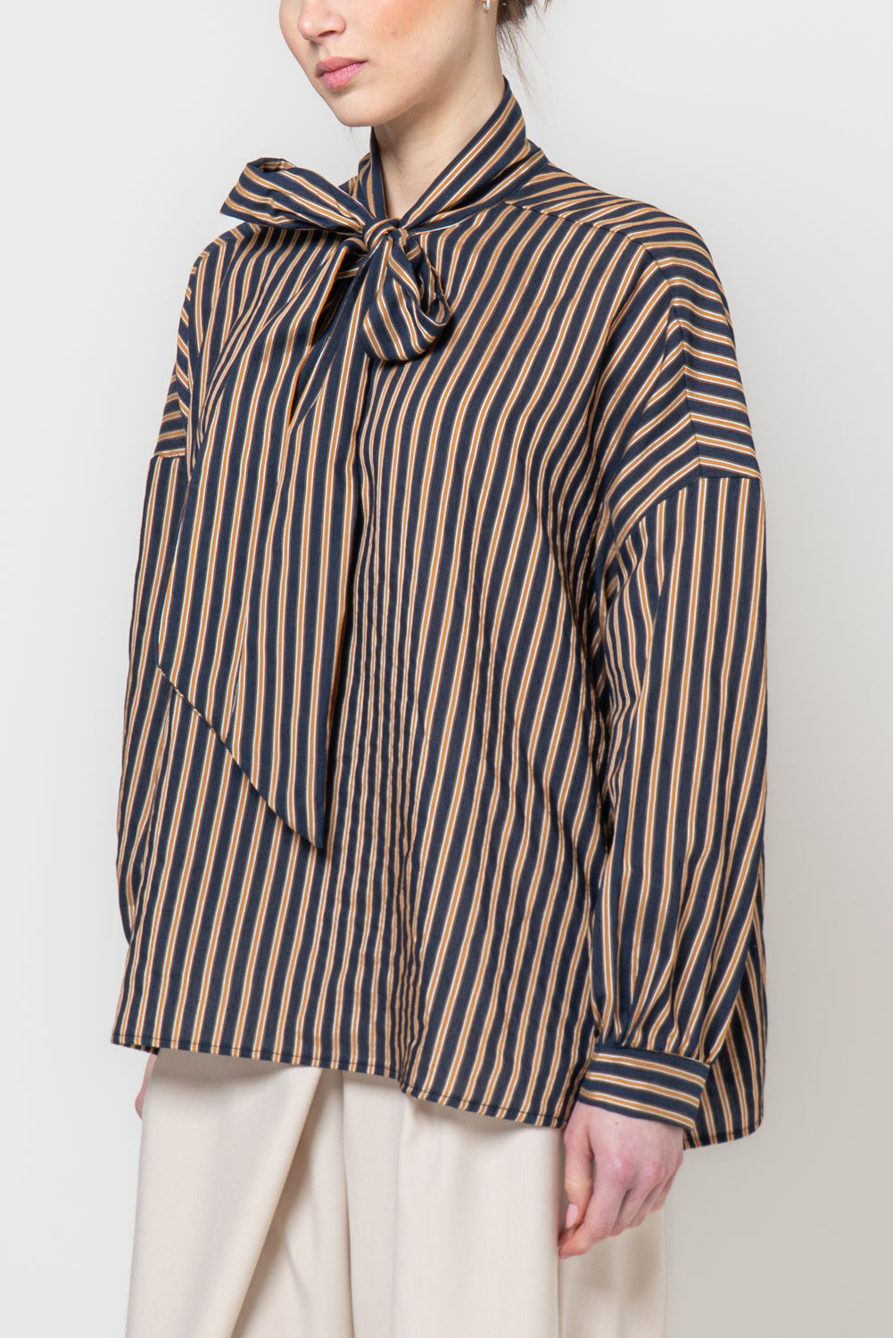 Camicia a righe con fiocco