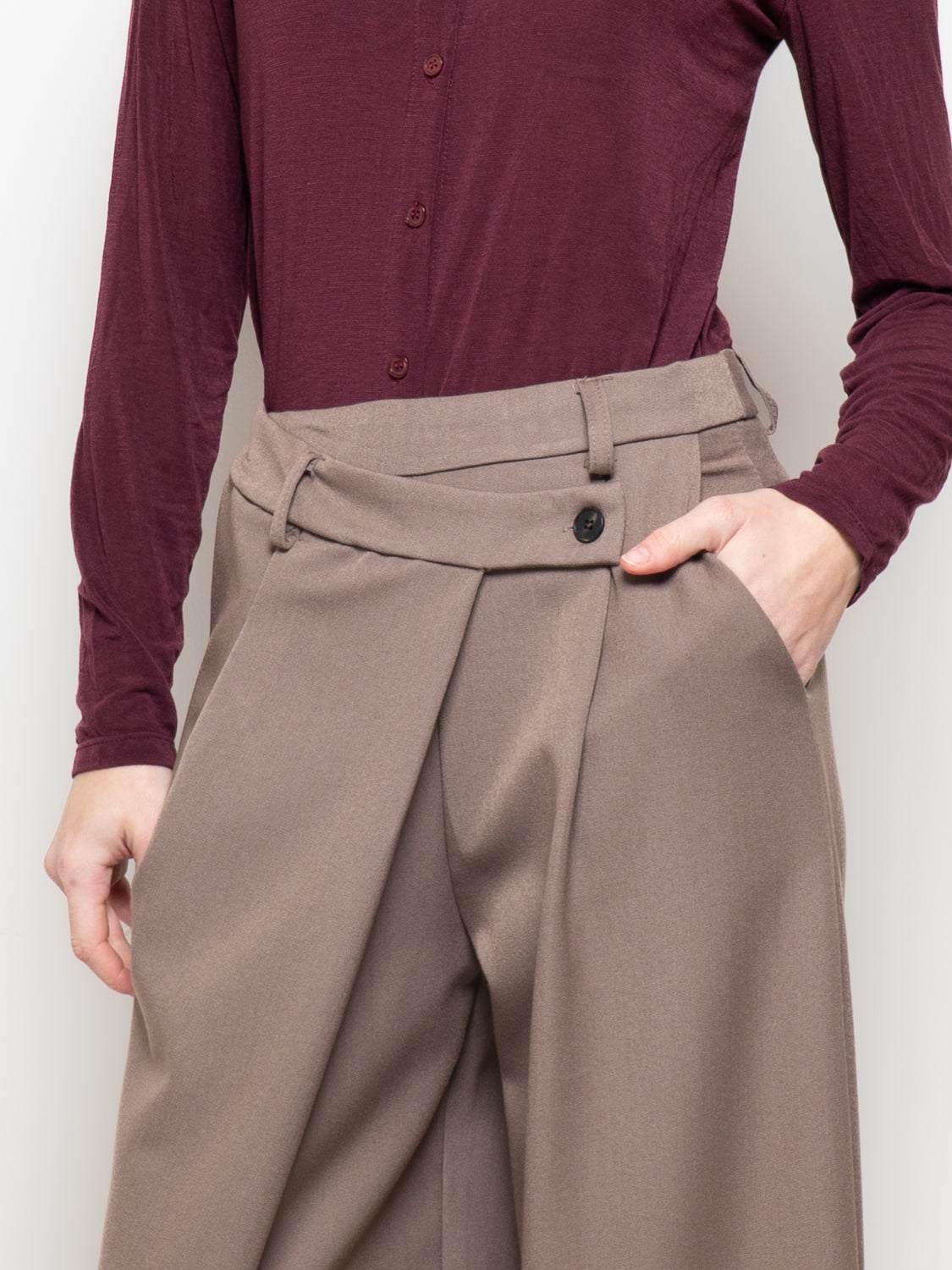 Pantalone baggy con effetto incrociato