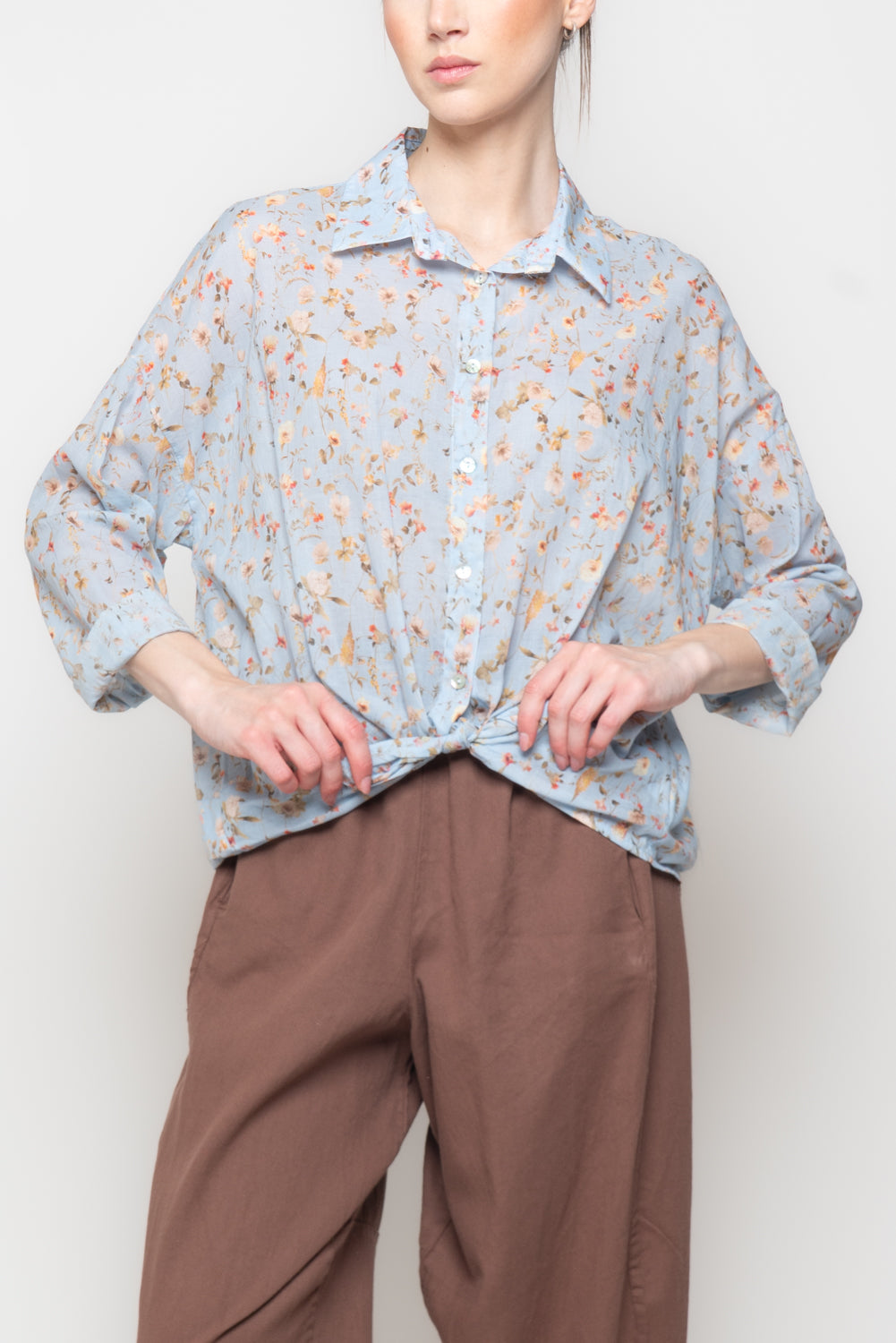 Camicia Floreale con Dettaglio Incrocio