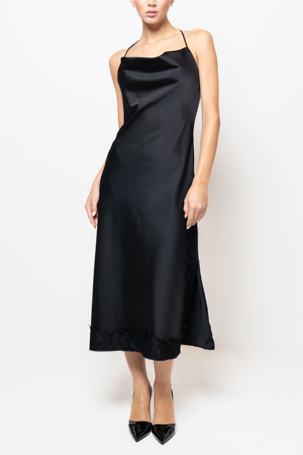 Abito in satin con intarsi in pizzo