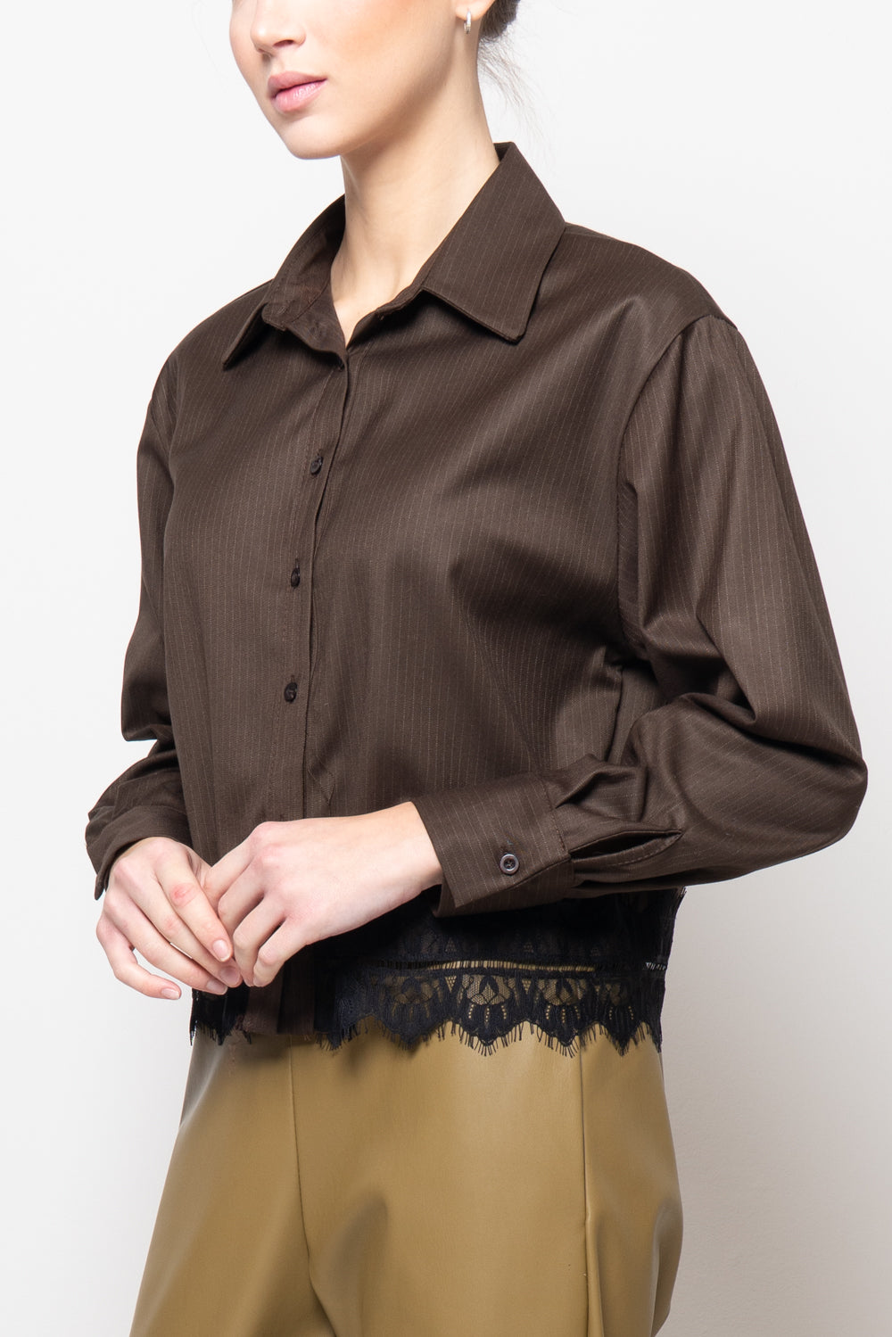 Camicia gessata con balza in pizzo