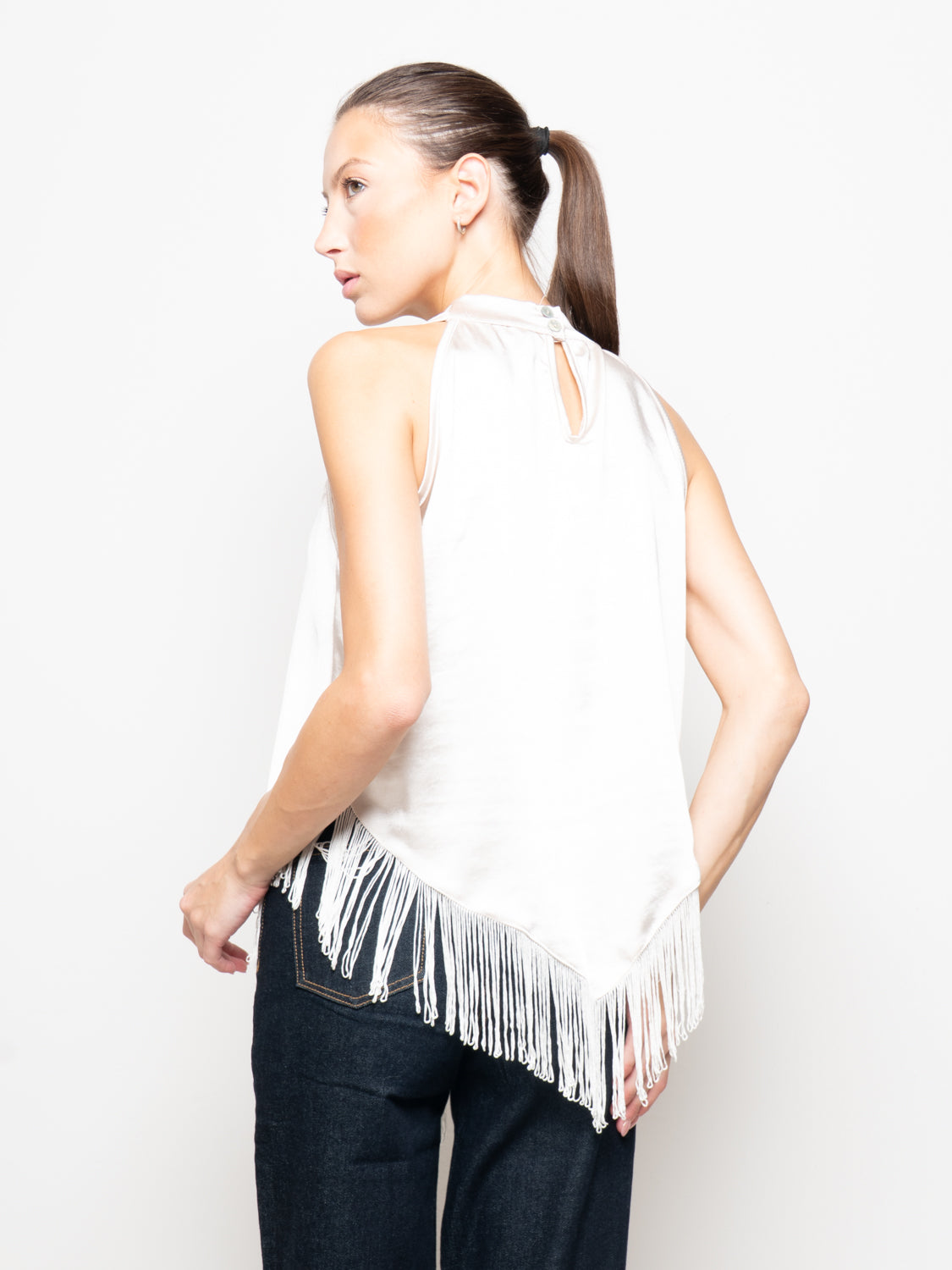 Top con scollo drappeggiato e frange
