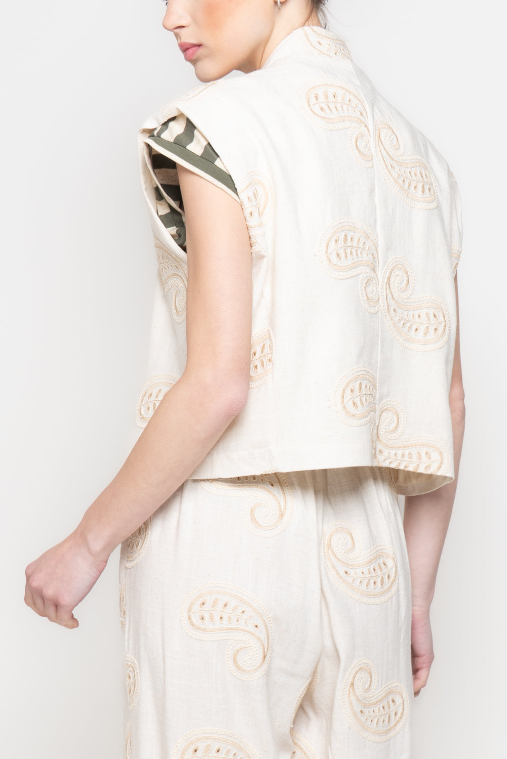 Gilet asimmetrico con ricami