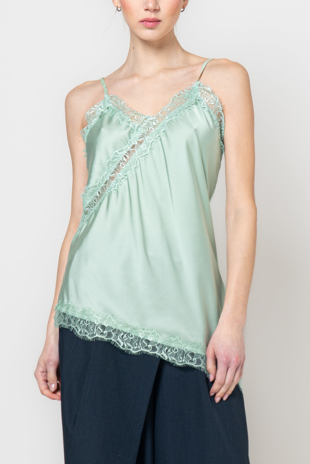 Top satin con profili in pizzo