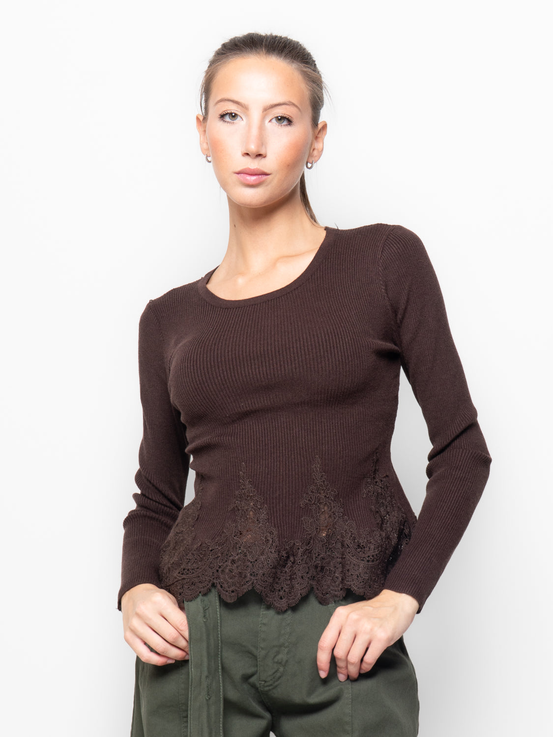 Maglia a costine con balza in pizzo