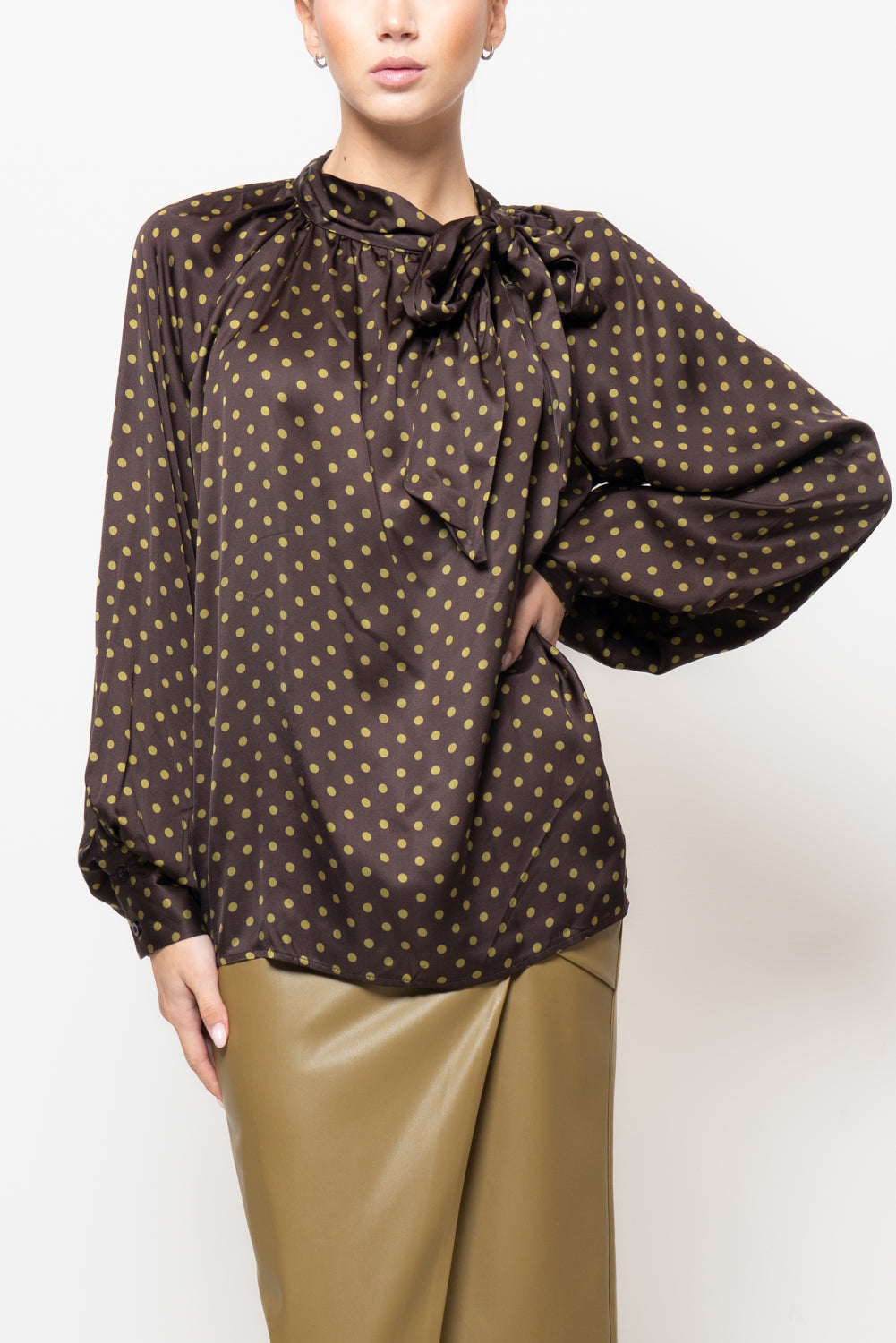 Blusa con fiocco a pois