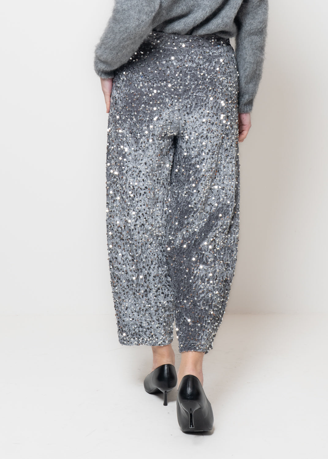 Pantaloni barrel in paillettes e ciniglia