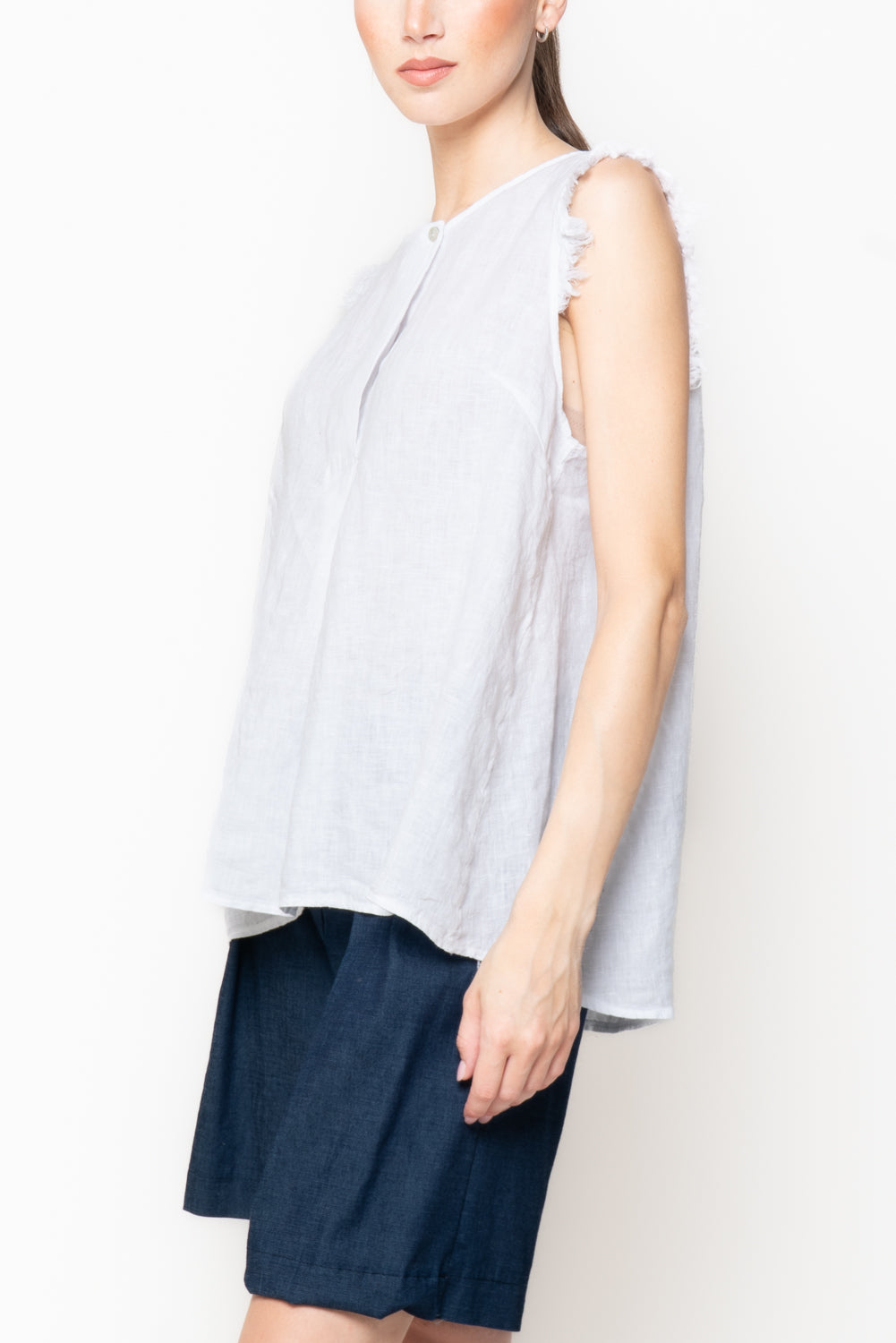 Top in lino con bugia