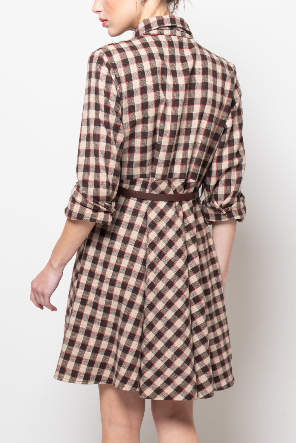 Abito a quadri con cravatta