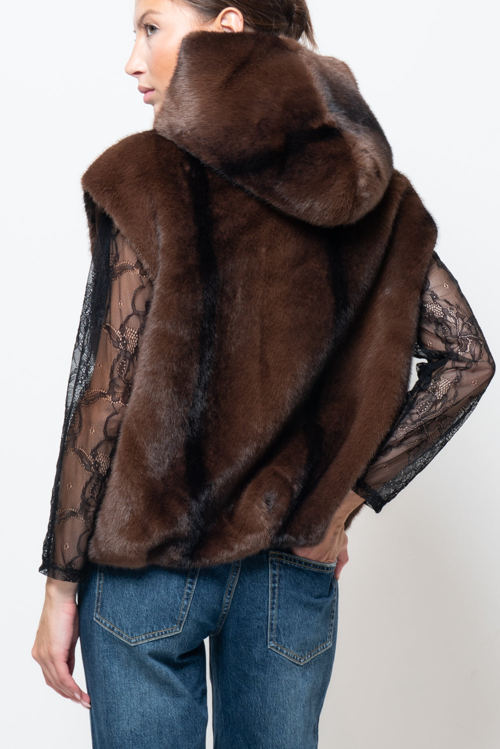 Pelliccia smanicata con cappuccio