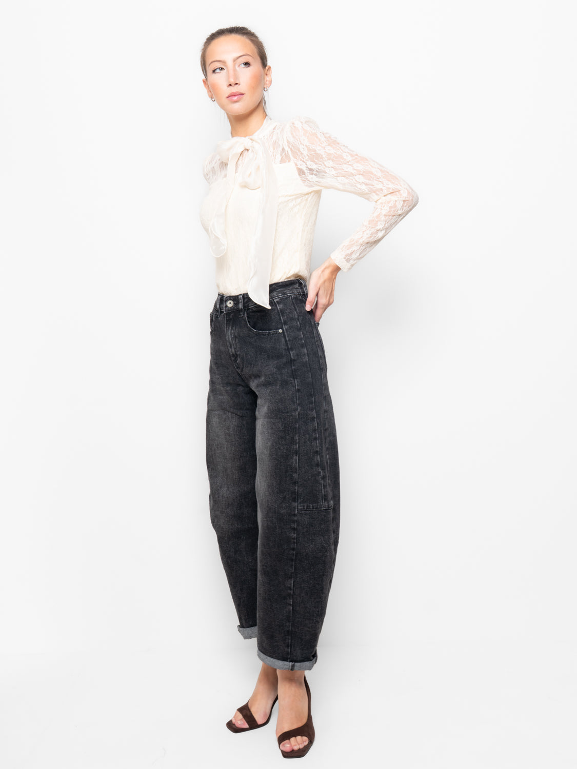 Blusa in pizzo con fiocco collo alto