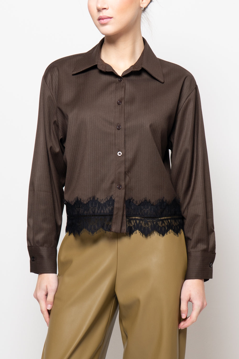 Camicia gessata con balza in pizzo