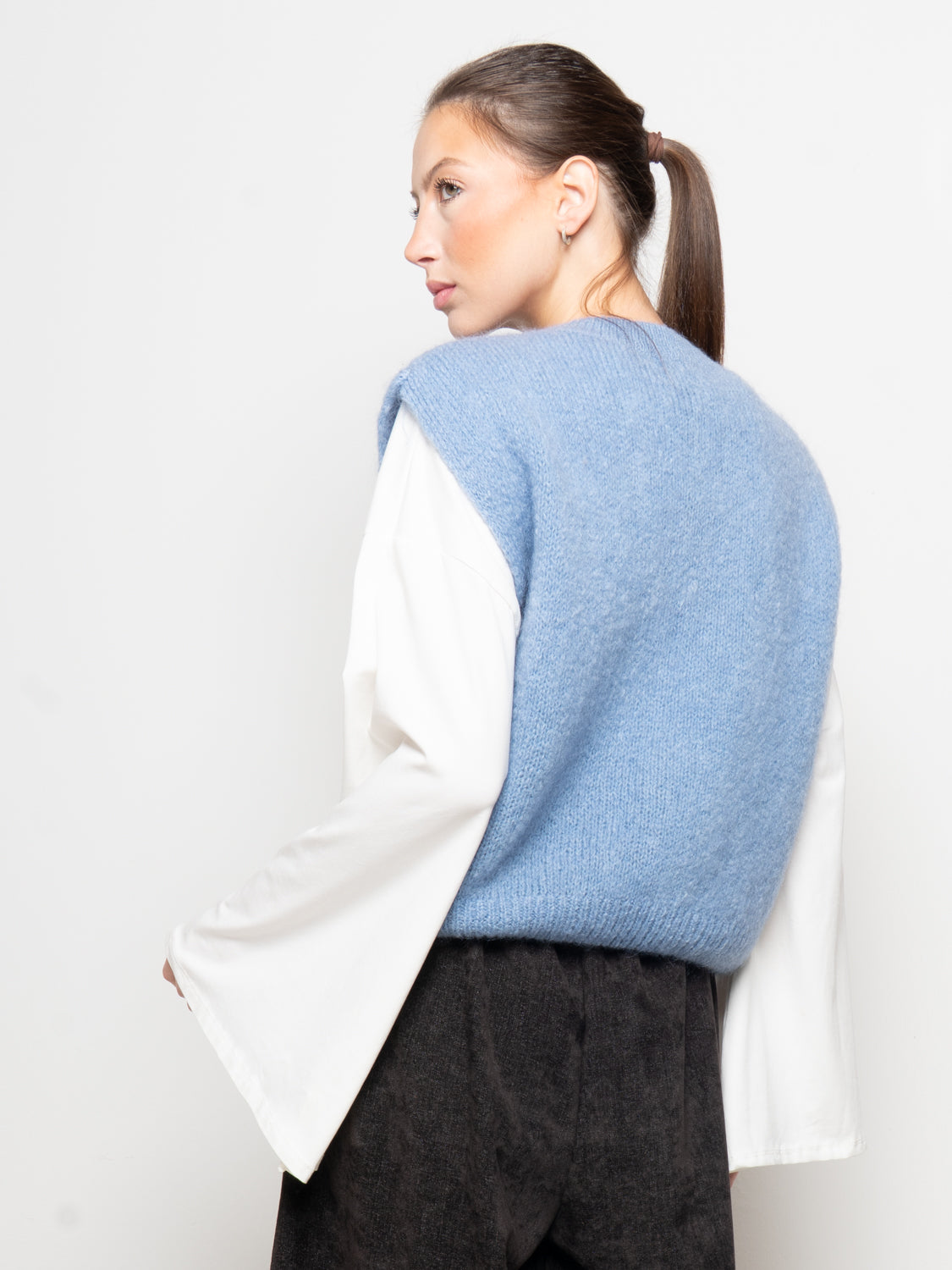 Gilet smanicato in maglia con chiusura a nodi