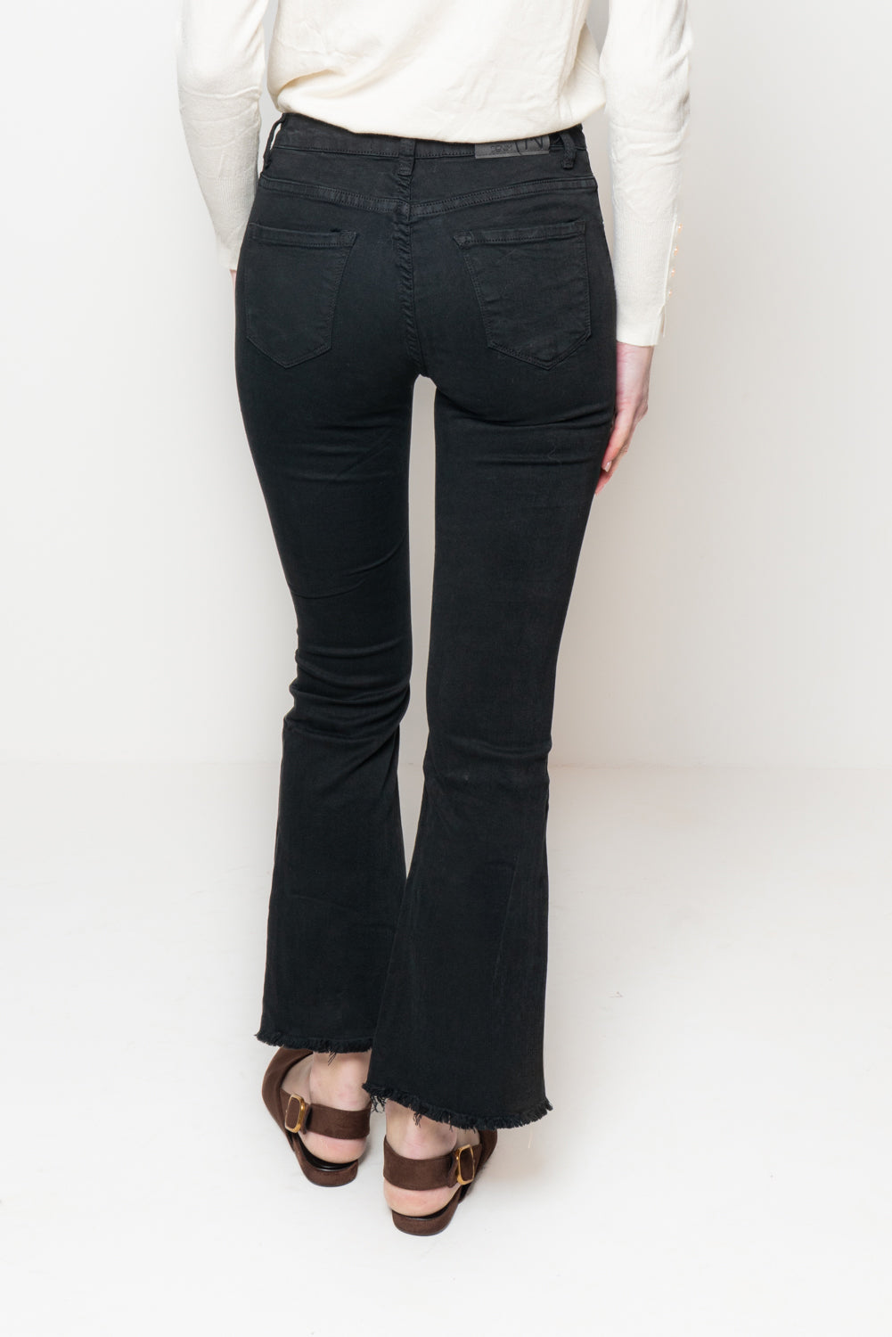 Pantalone flair crop sfrangiato