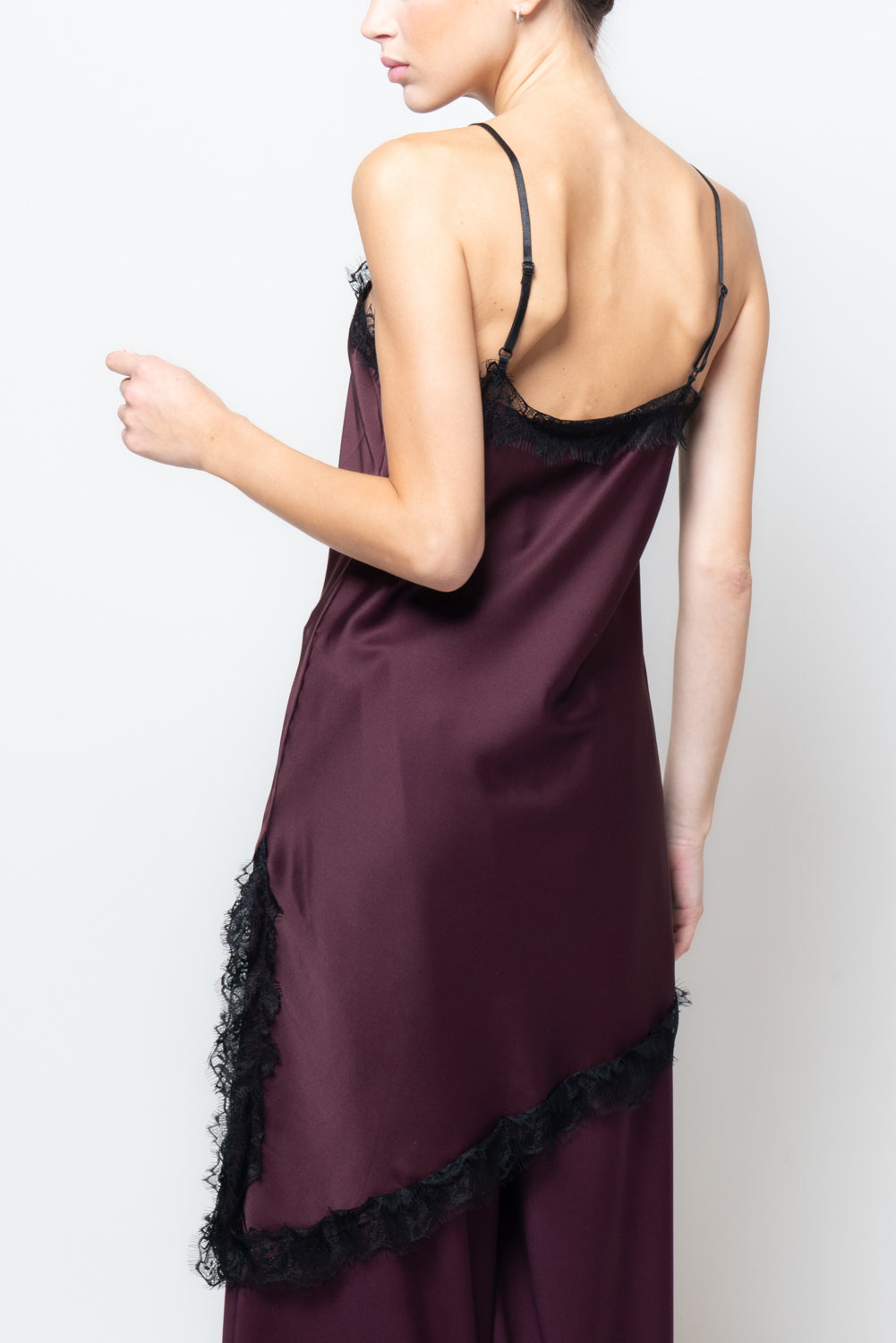 Abito satin con profili in pizzo