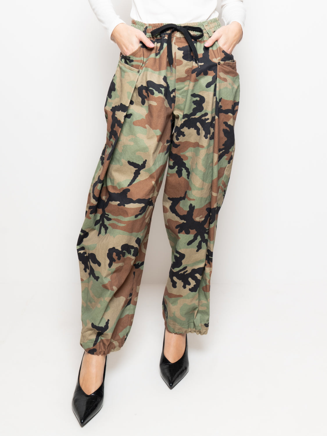 Pantalone cargo in fantasia camouflage