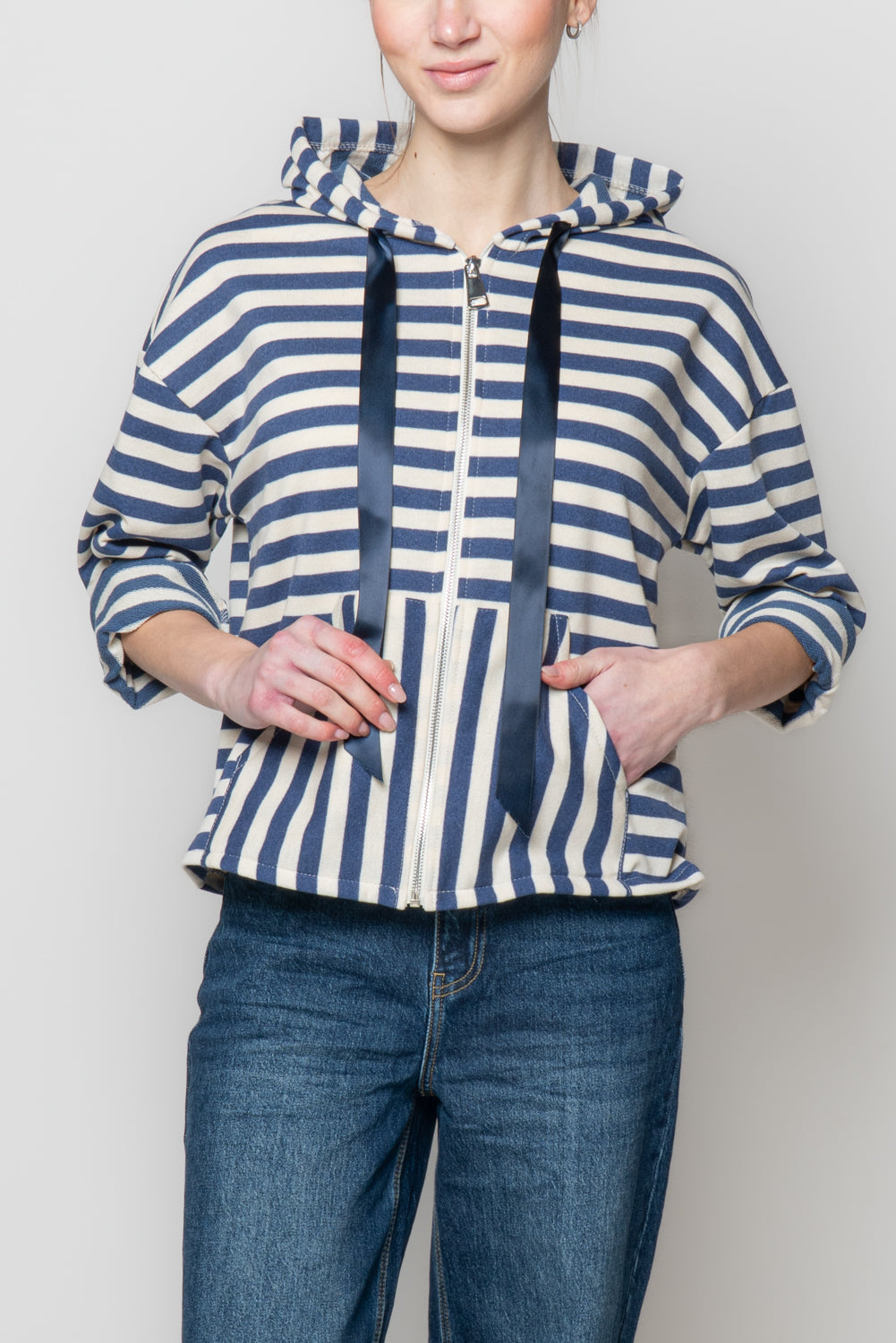 Felpa a righe con cappuccio