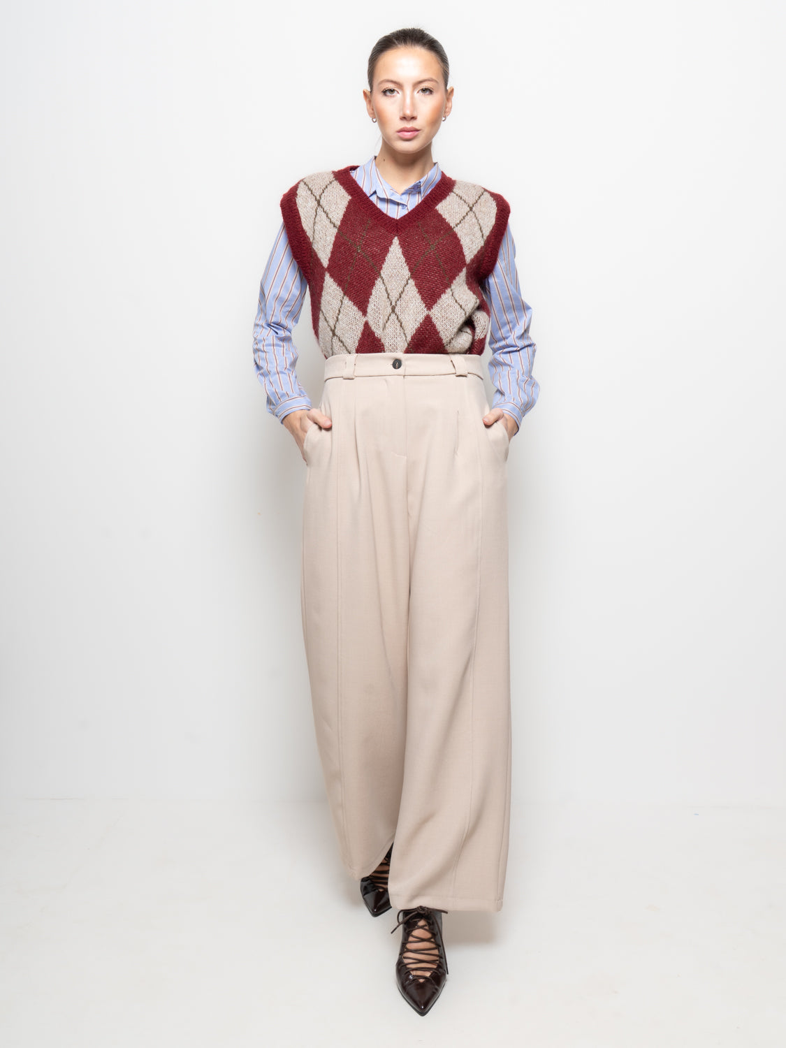 Pantalone con pences e cucitura frontale