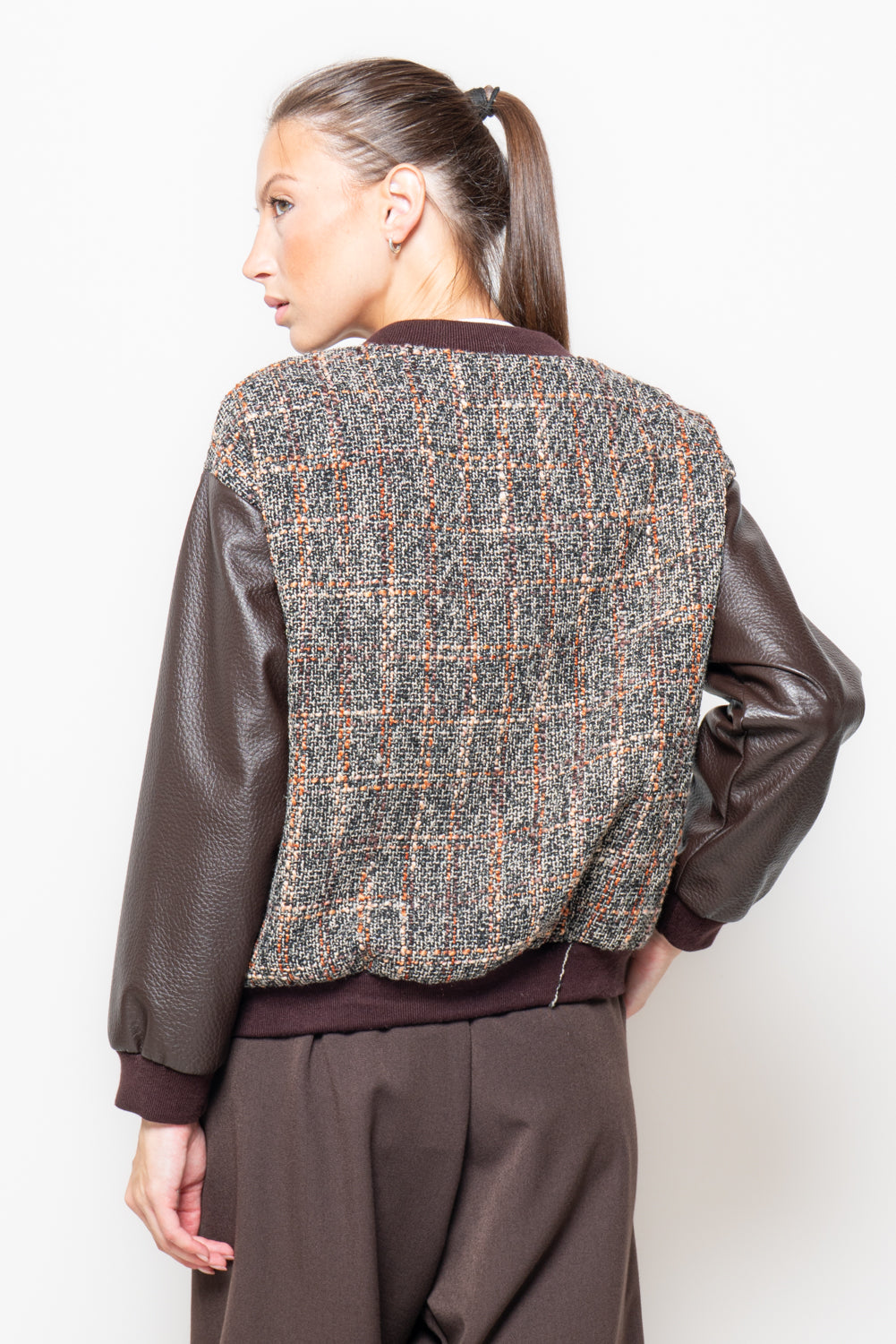 Giacca in tweed con maniche in ecopelle e spille